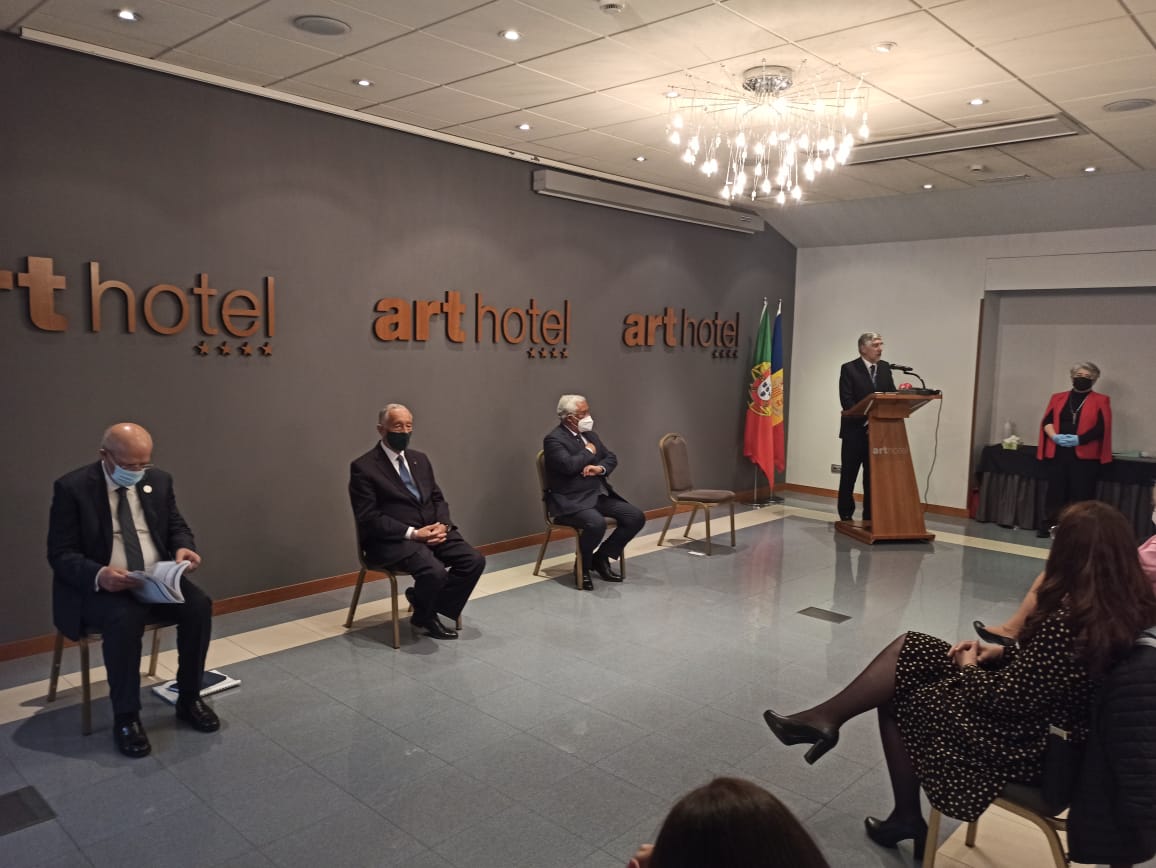 Un moment de l'acte en què han assistit una trentena de representants de la comunitat portuguesa.