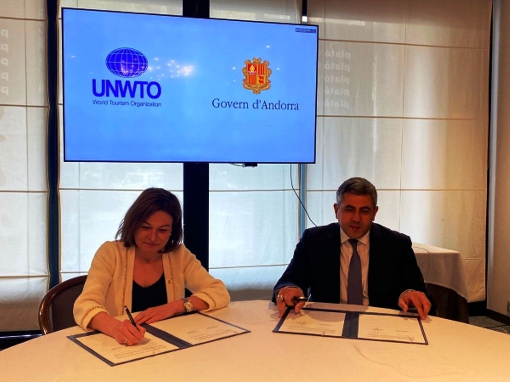 La ministra de Turisme, Verònica Canals, i el secretari general de l’OMT, Zurab Pololikashvili, han signat el conveni.