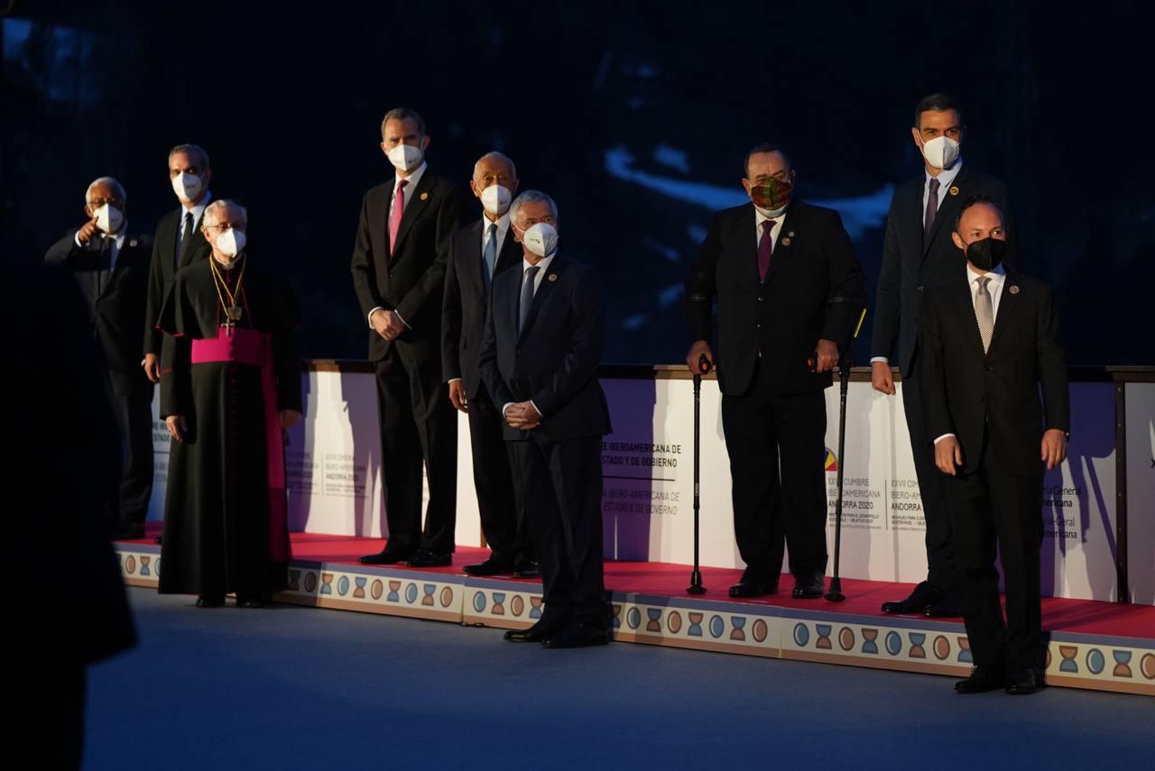 Un instant de la foto de família dels assistens presencials a la cimera.