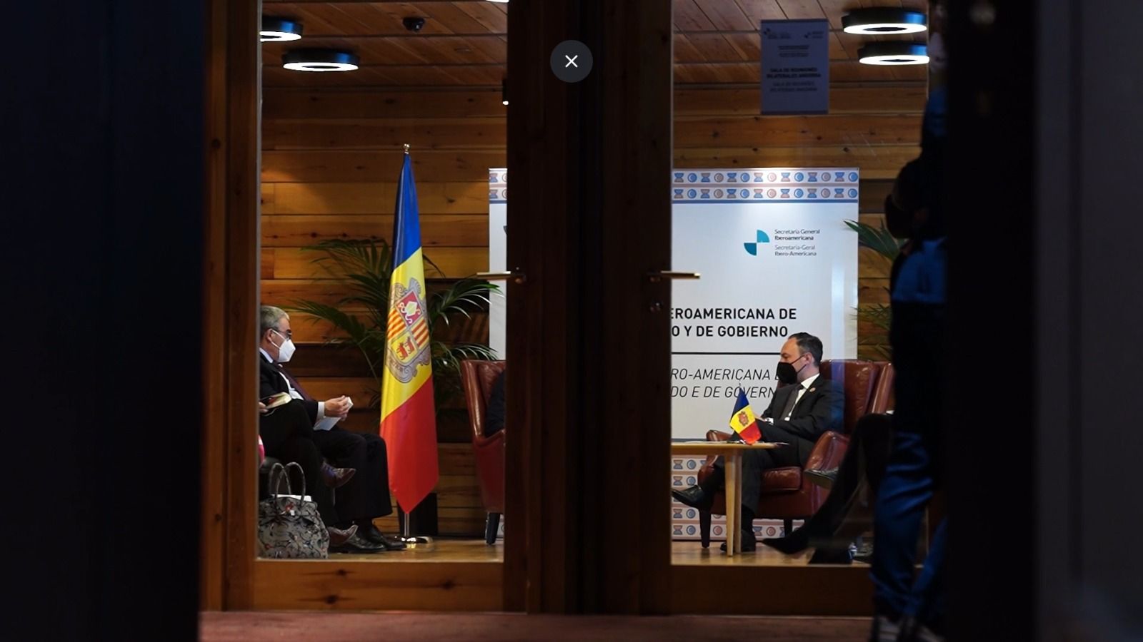 Un instant de la reunió entre Espot i Pedro Sánchez. La portaveu del Sindicat, Rebeca Bonache.