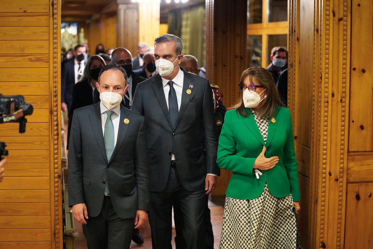 Espot, Abinader i Grynspan, entrant a la sala de la roda de premsa. La portaveu del Sindicat, Rebeca Bonache.