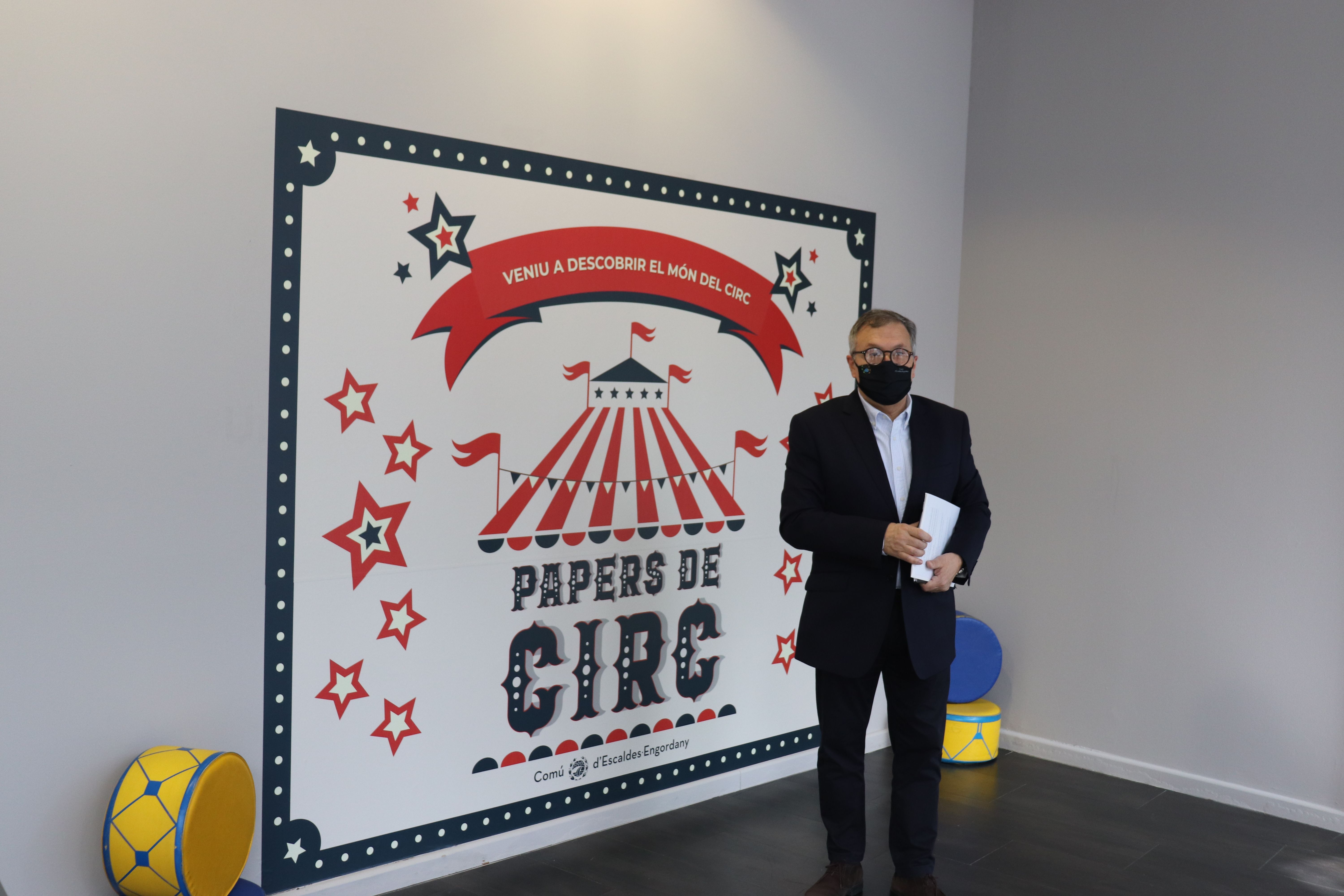 El conseller de cultura, Valentí Closa, a l'exposició 'Papers de circ'