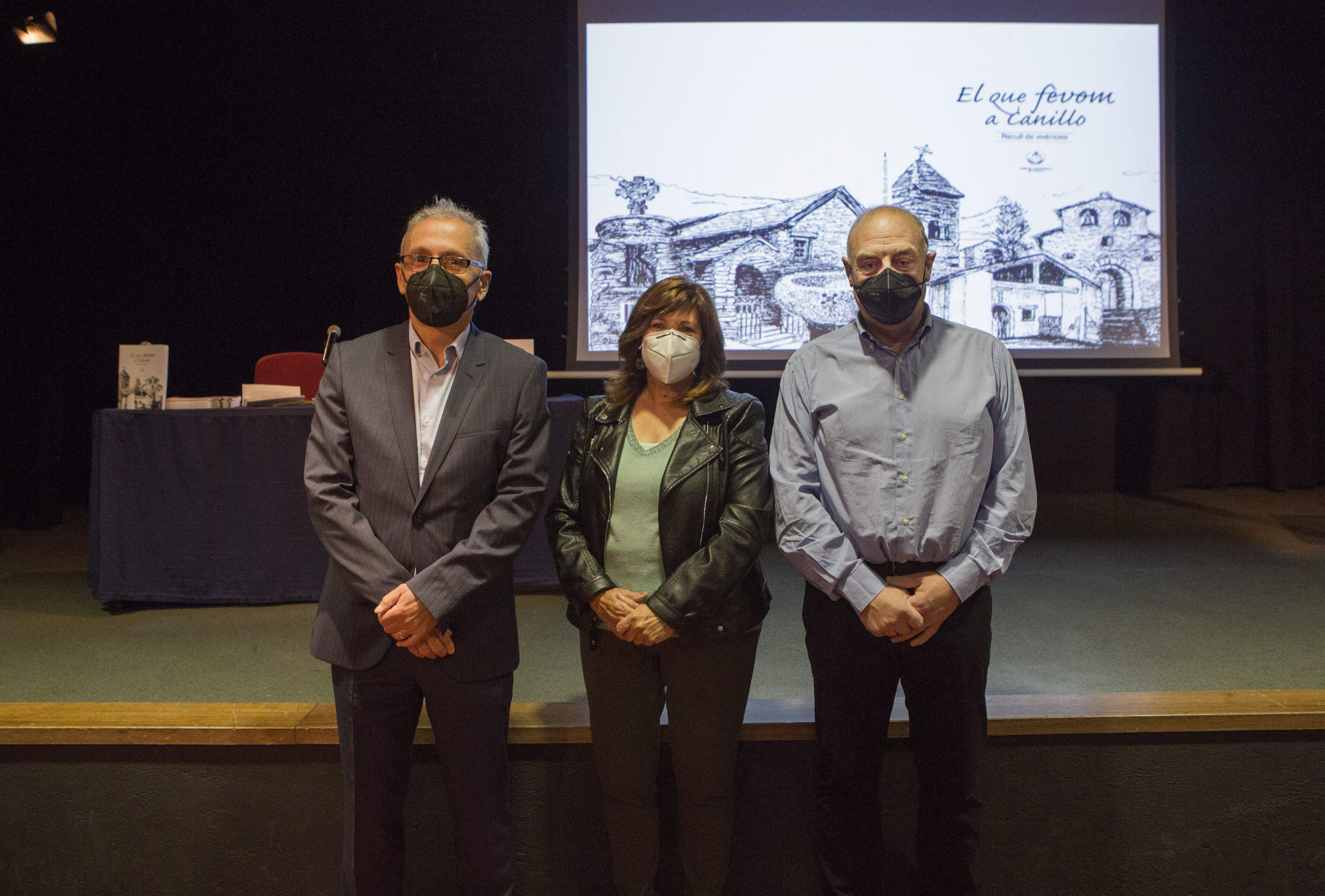 Francesc Camp, Núria Boltà i Josep Mandicó davant una projecció de la portada del llibre.