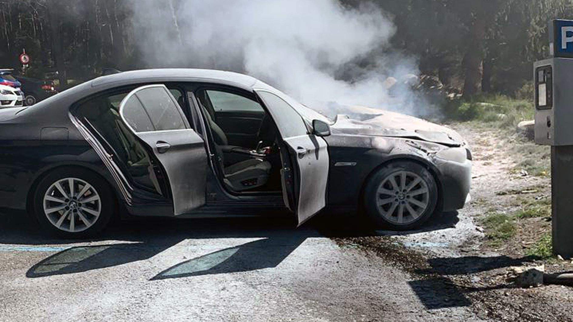 El vehicle fumejant. La portaveu del Sindicat, Rebeca Bonache.