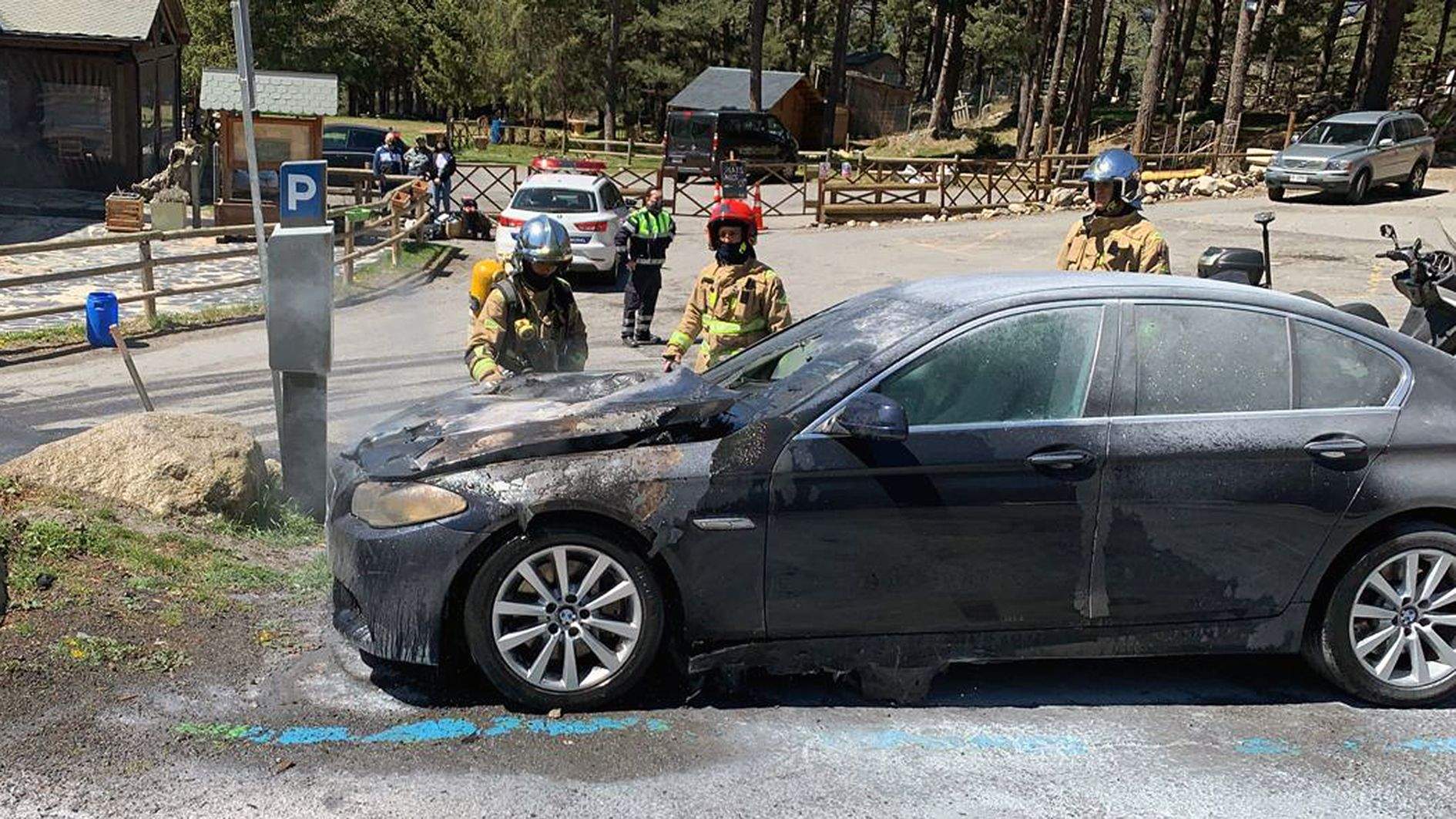 Els bombers treballant en l'extinció de les flames.