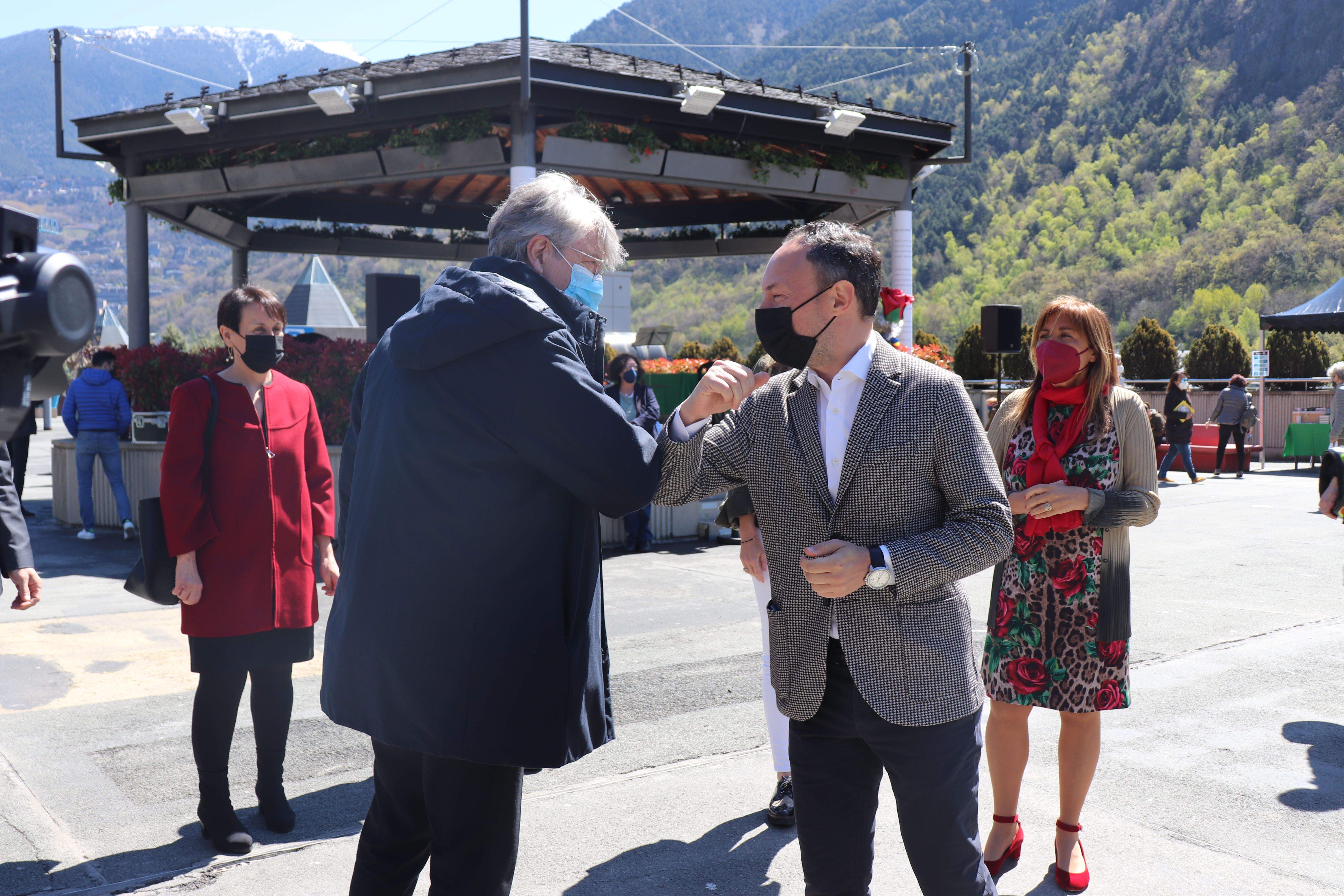 Espot aquest matí a la plaça del Poble per celebrar Sant Jordi.