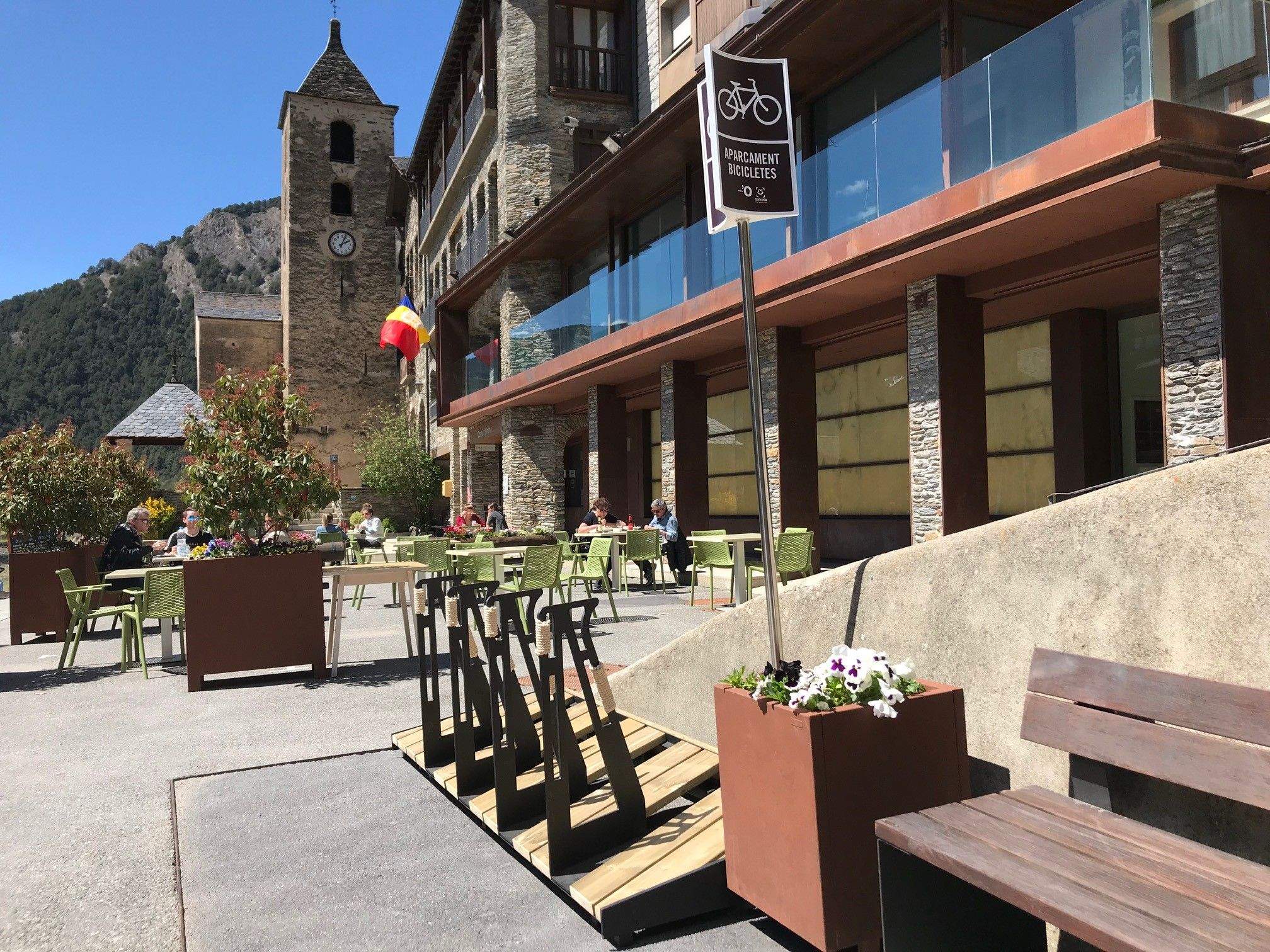 Aparcabicis a la plaça Major d'Ordino.