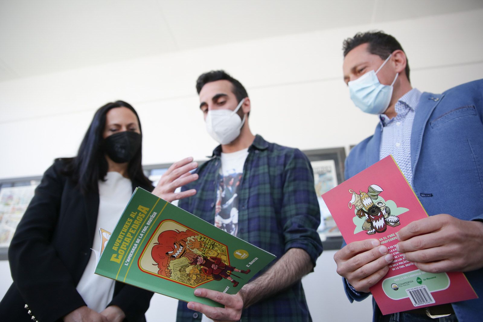 Molné i els autoris fullegen el còmic.