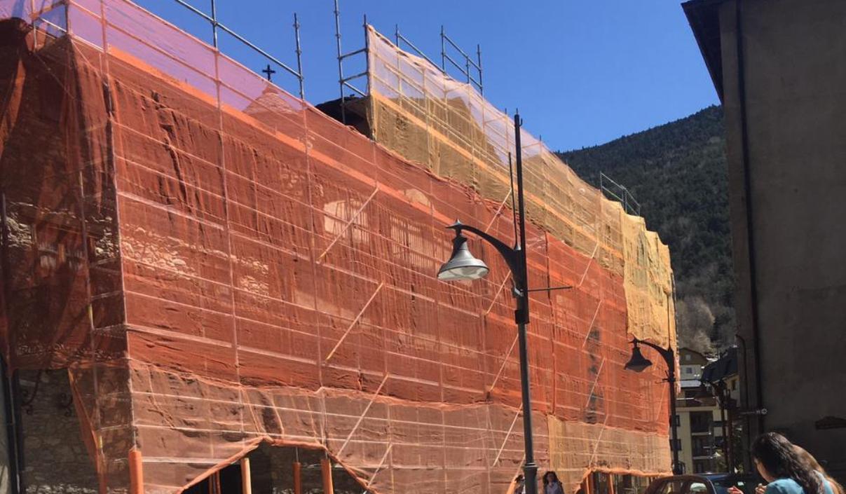 Bastida a la façana de la casa Areny-Plandolit.