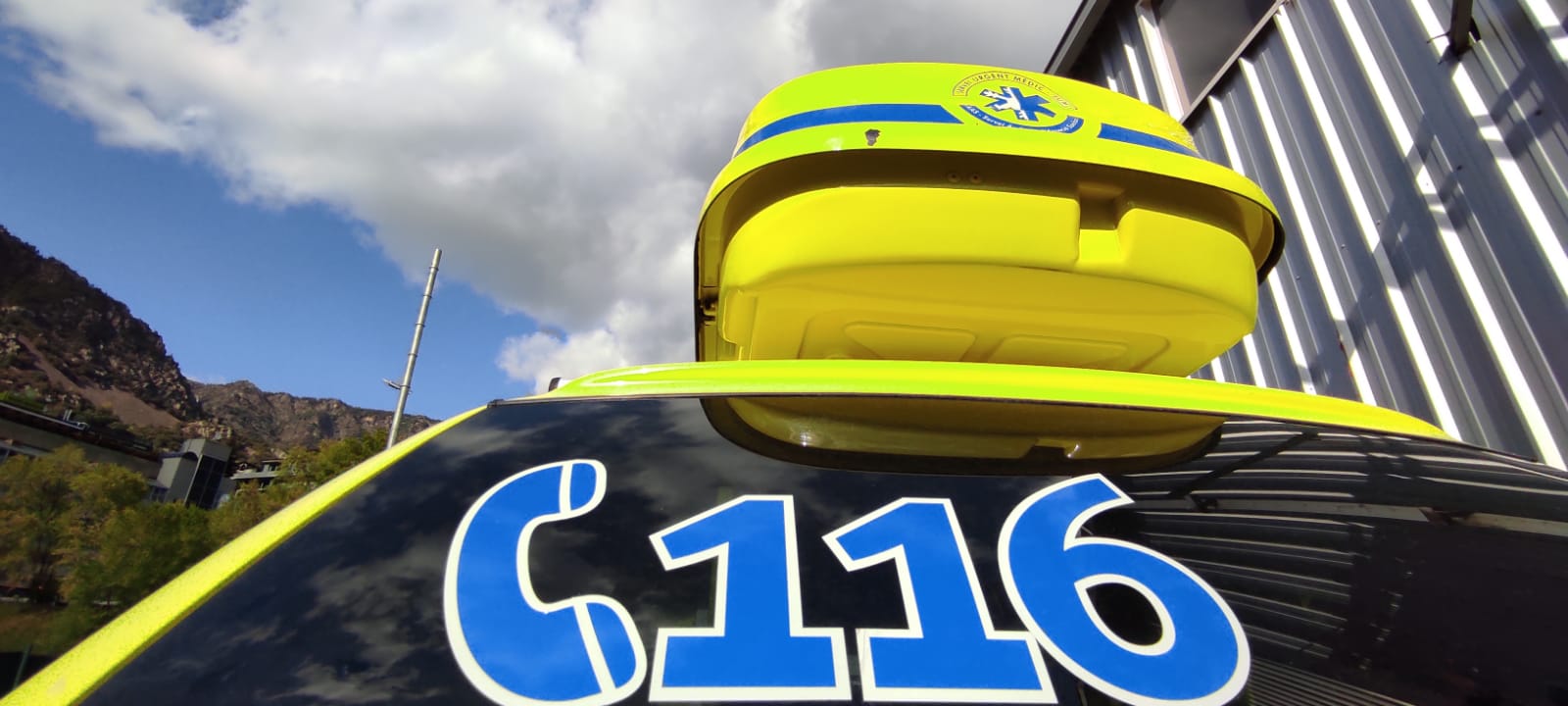 Un vehicle d'assistència del SAAS en les immediacions de l'antiga plaça de braus.