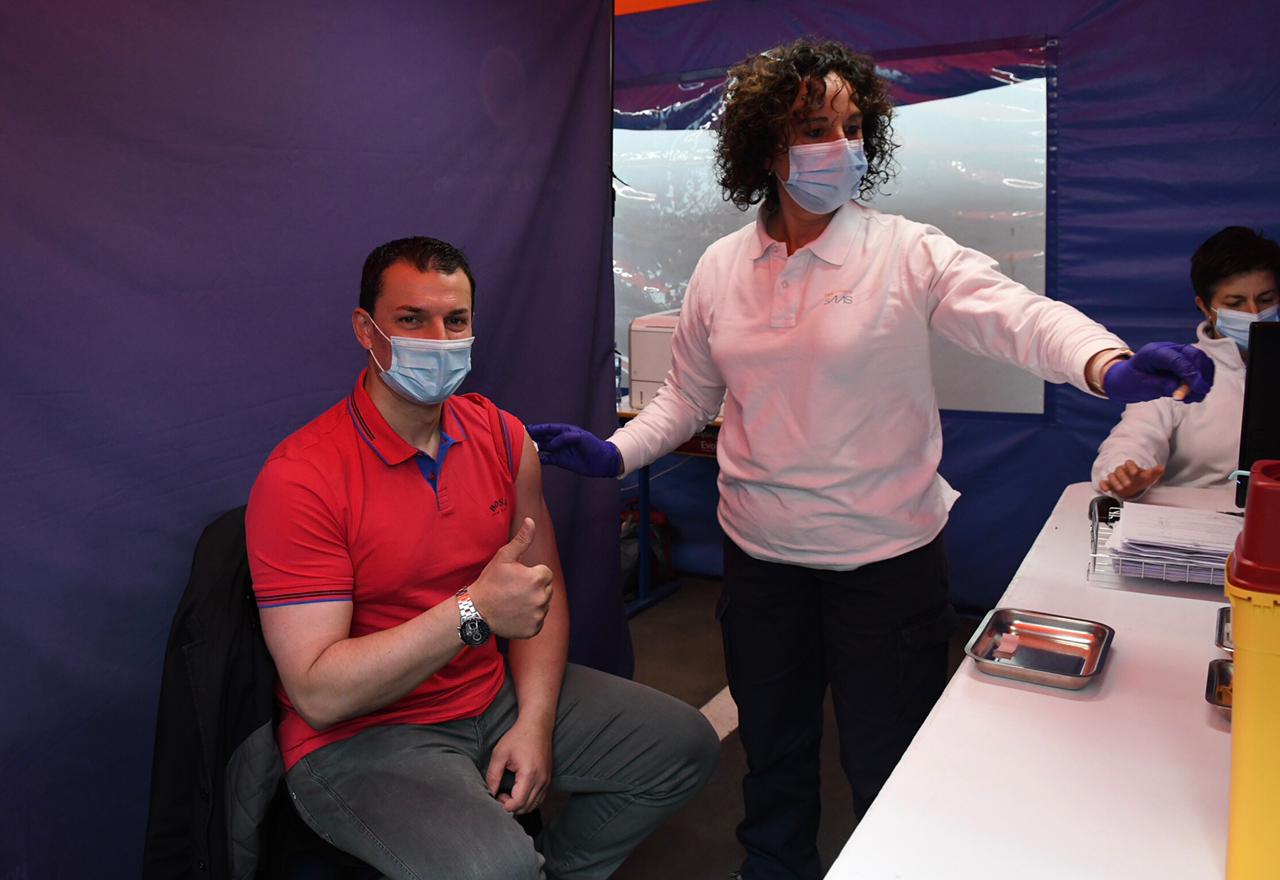 El ministre de Presidència, Economia i Empresa, Jordi Gallardo després de rebre la vacuna.