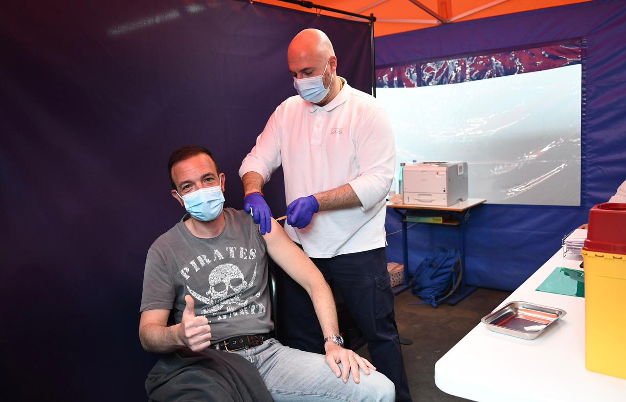 El ministre d'Ordenament Territorial, Jordi Torres ha rebut aquest dissabte la primera dosi d'AstraZeneca.