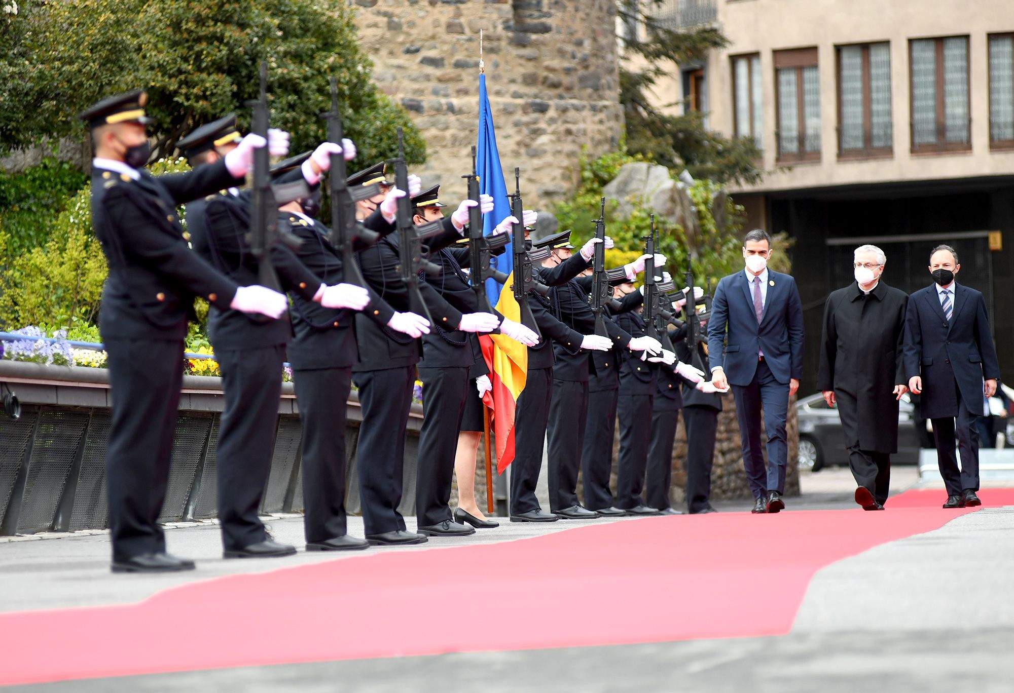 Joan-Enric Vives i Xavier Espot rebent els honors tot acompanyant Pedro Sánchez a la Rambla Molines.
