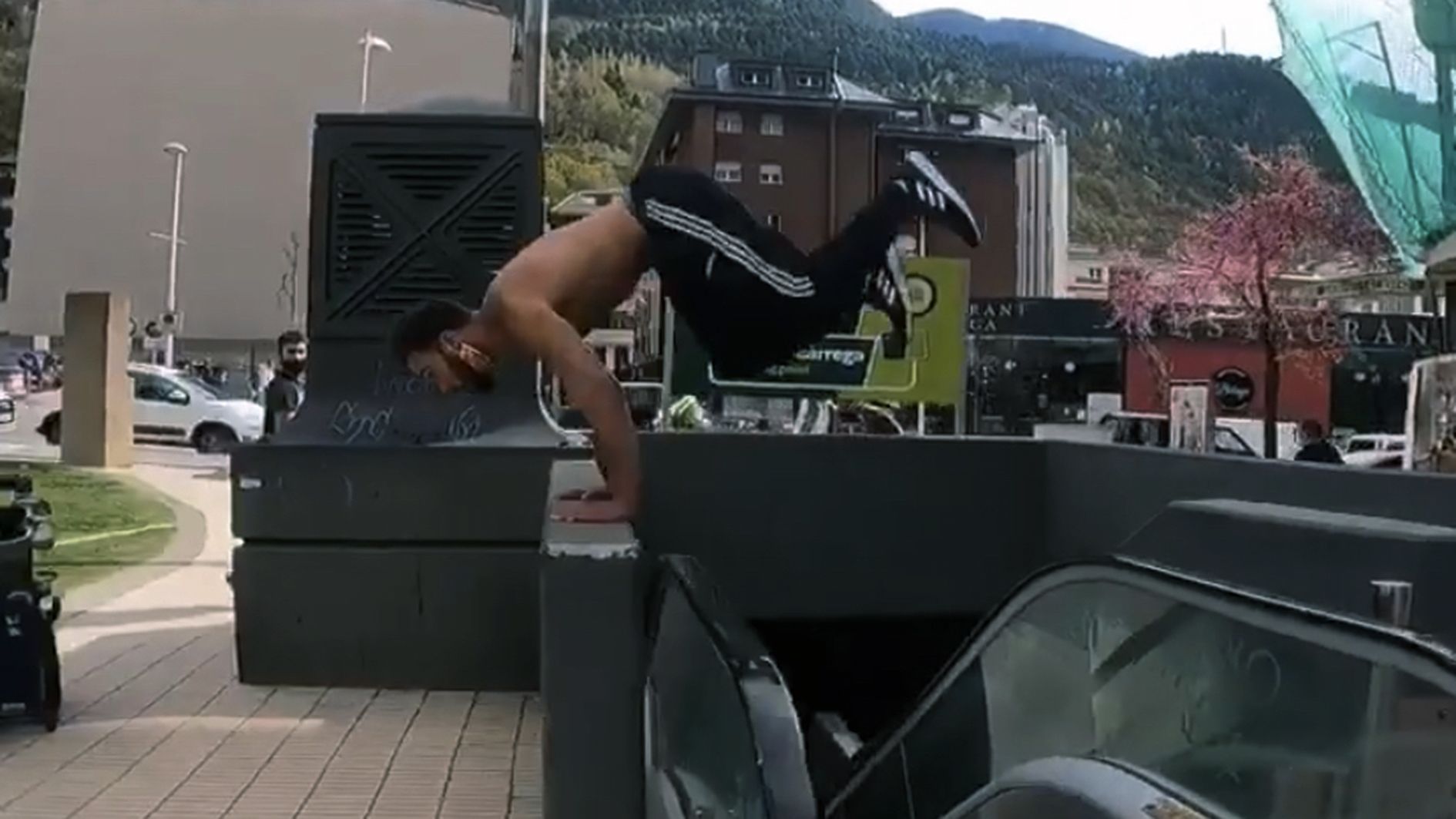 Leo Urban en un dels seus salts per Escaldes aquest cap de setmana.