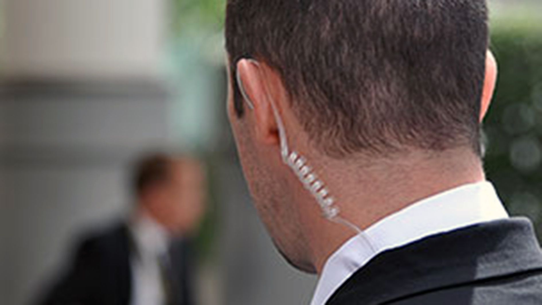 La proposició regula per primer cop en forma de llei la figura dels detectius i els escortes.