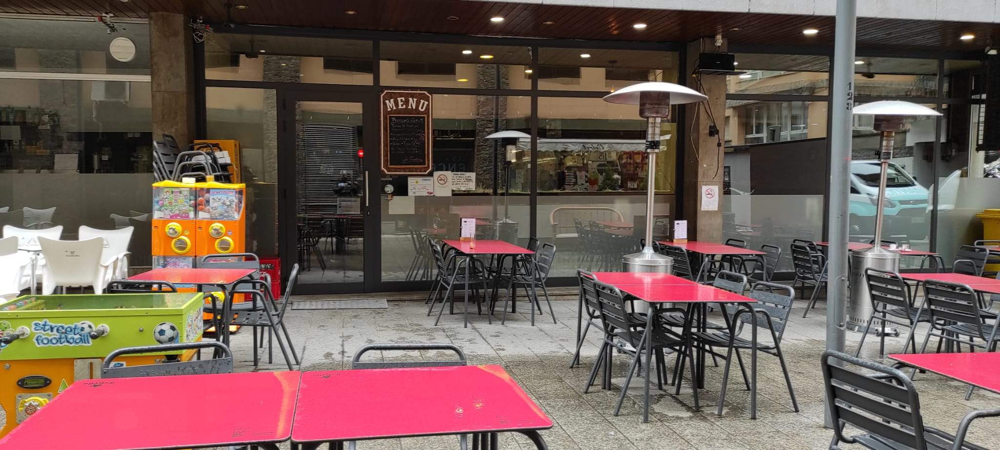 Taules i cadires, a la terrassa d'un bar.