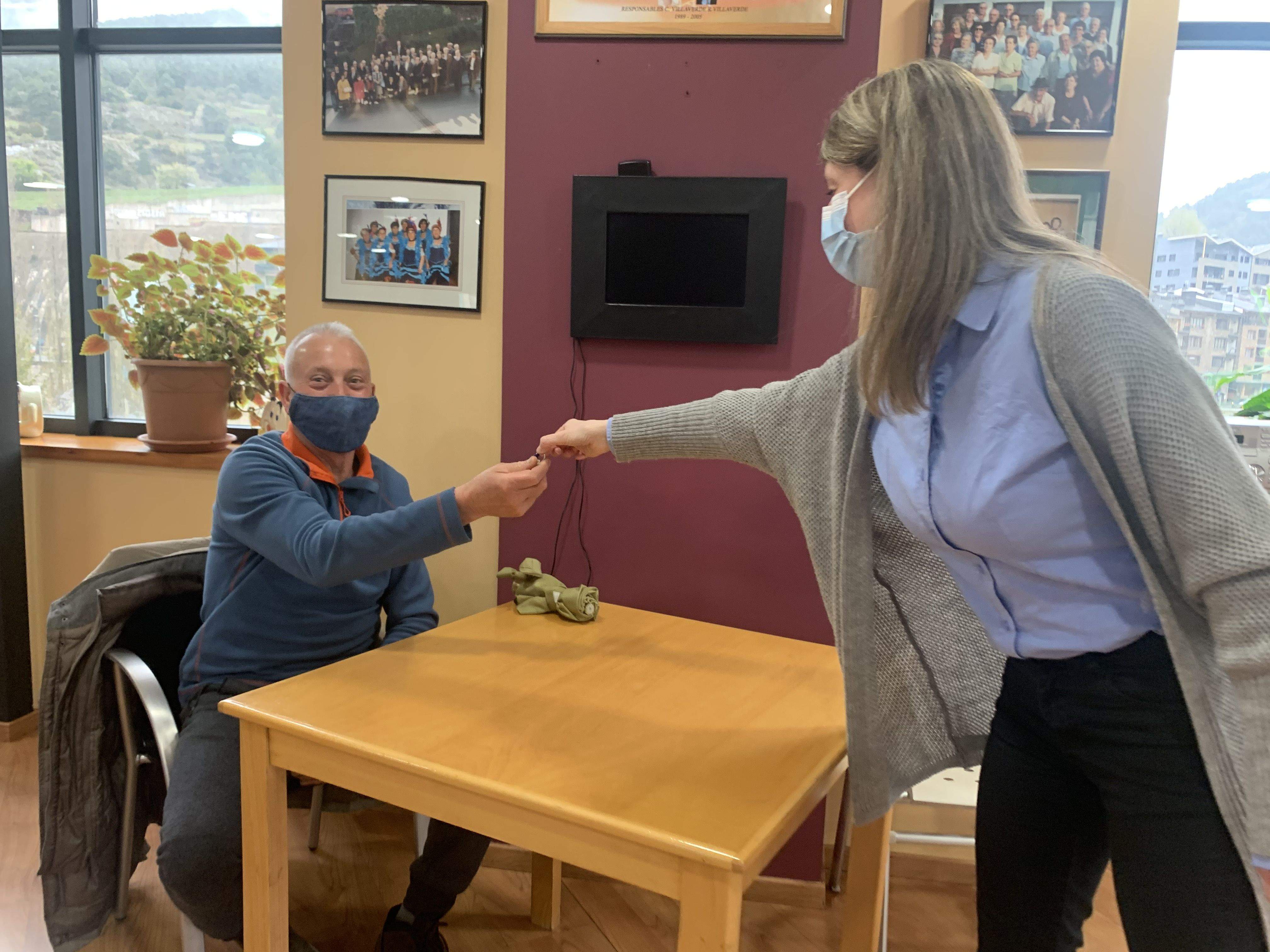 Lliurament de les claus a un padrí.