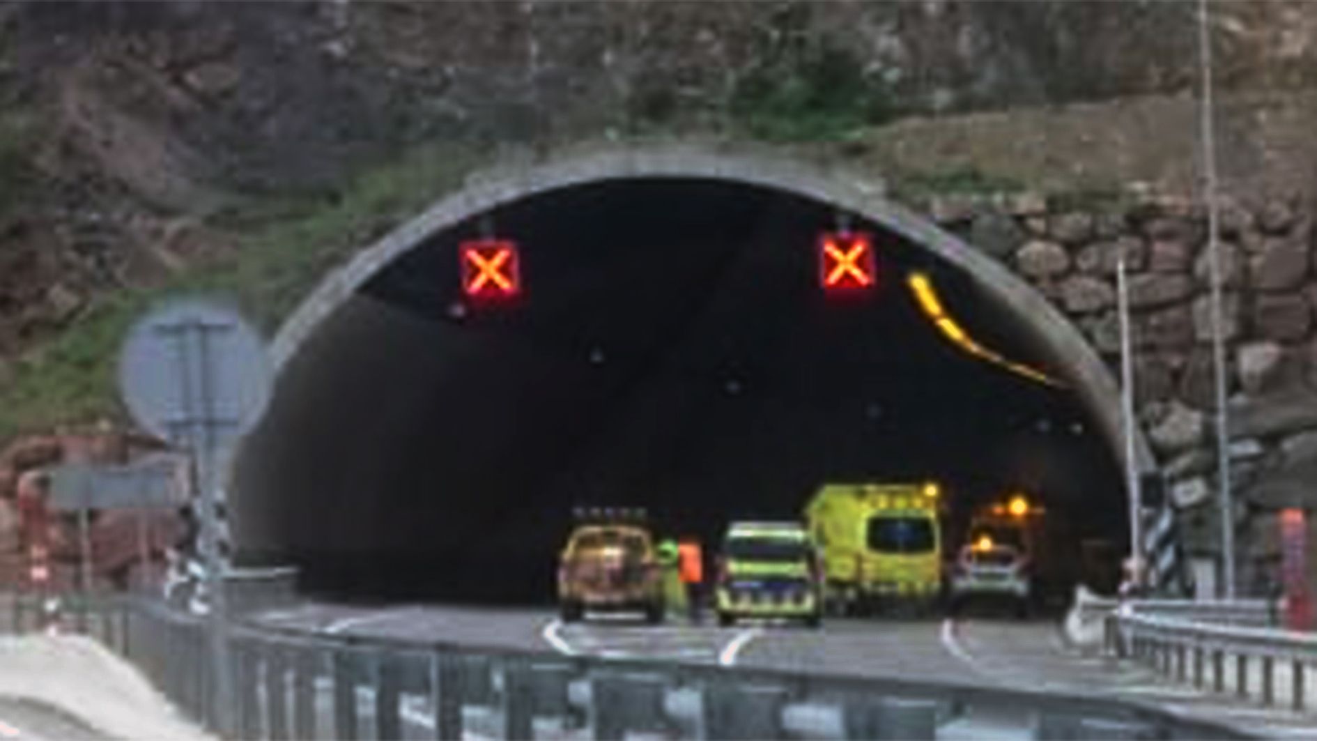 Els equips d'emergència actuant dins del túnel.