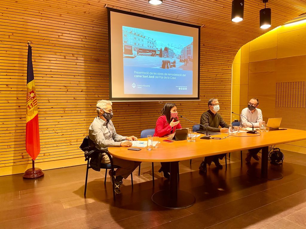 Un instant de la reunió per explicar el projecte a comerciants i propietaris. La portaveu del Sindicat, Rebeca Bonache.