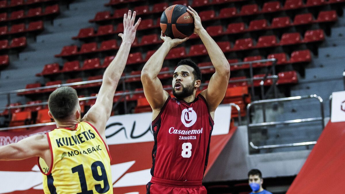 Harris llença a cistella marcat per Kulvietis.