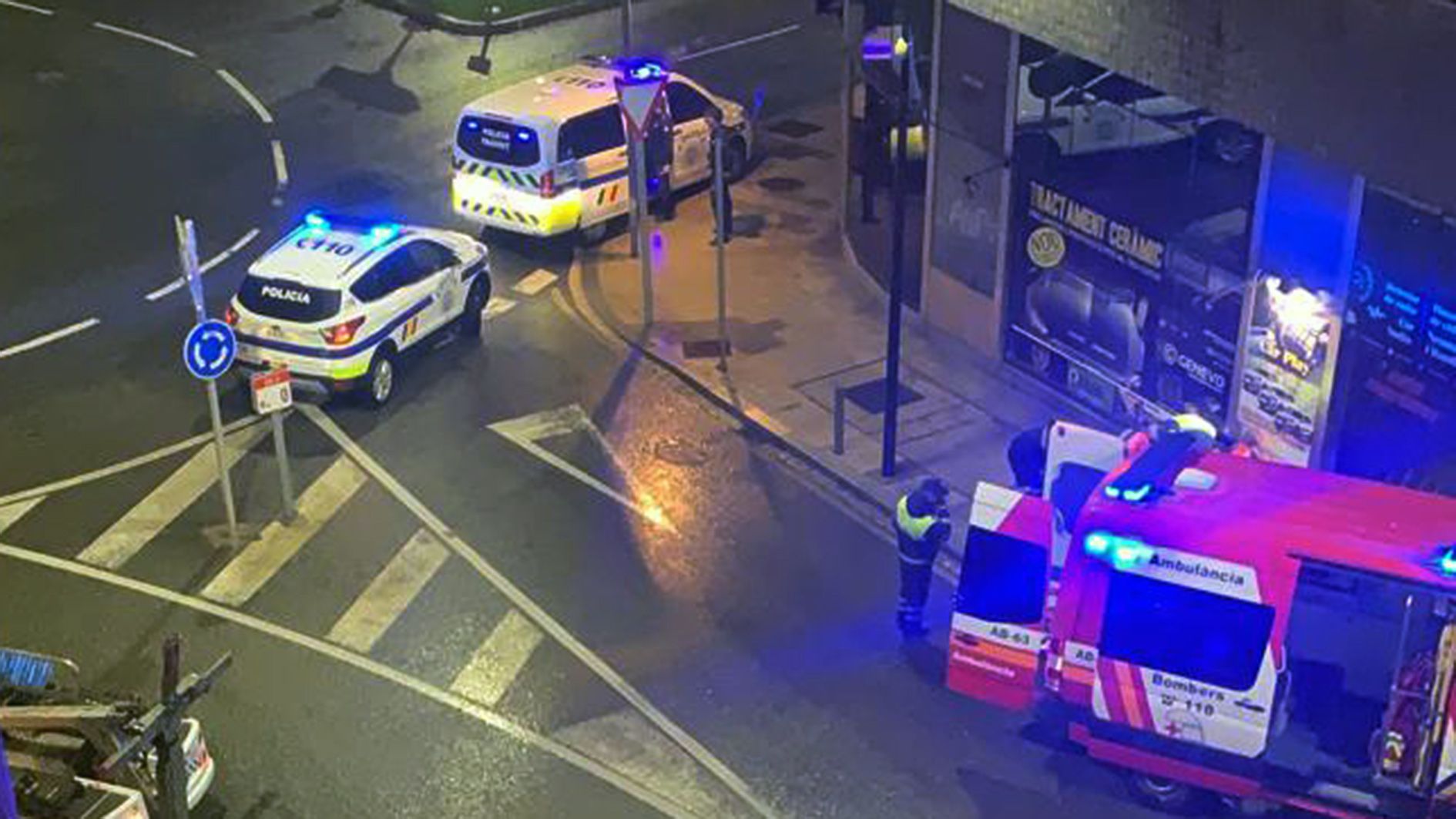 Equips de la policia, els bombers i els agents de circulació en el lloc de l'accident.