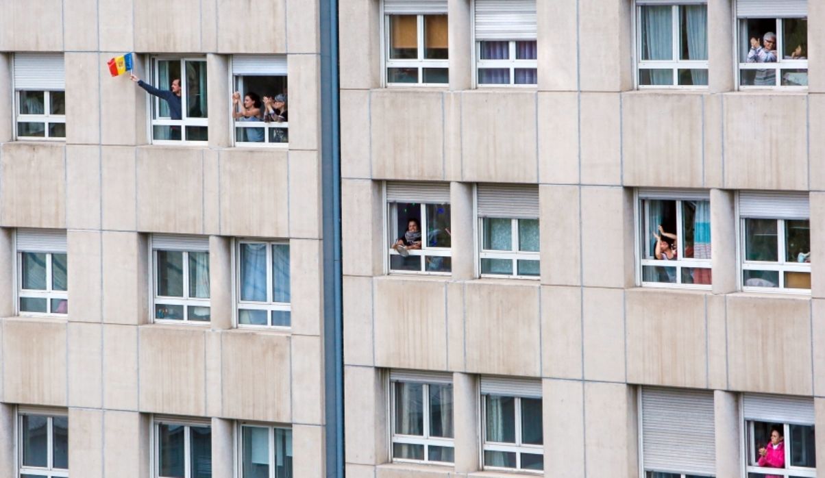 Aplaudiments al personal sanitari durant el confinament.
