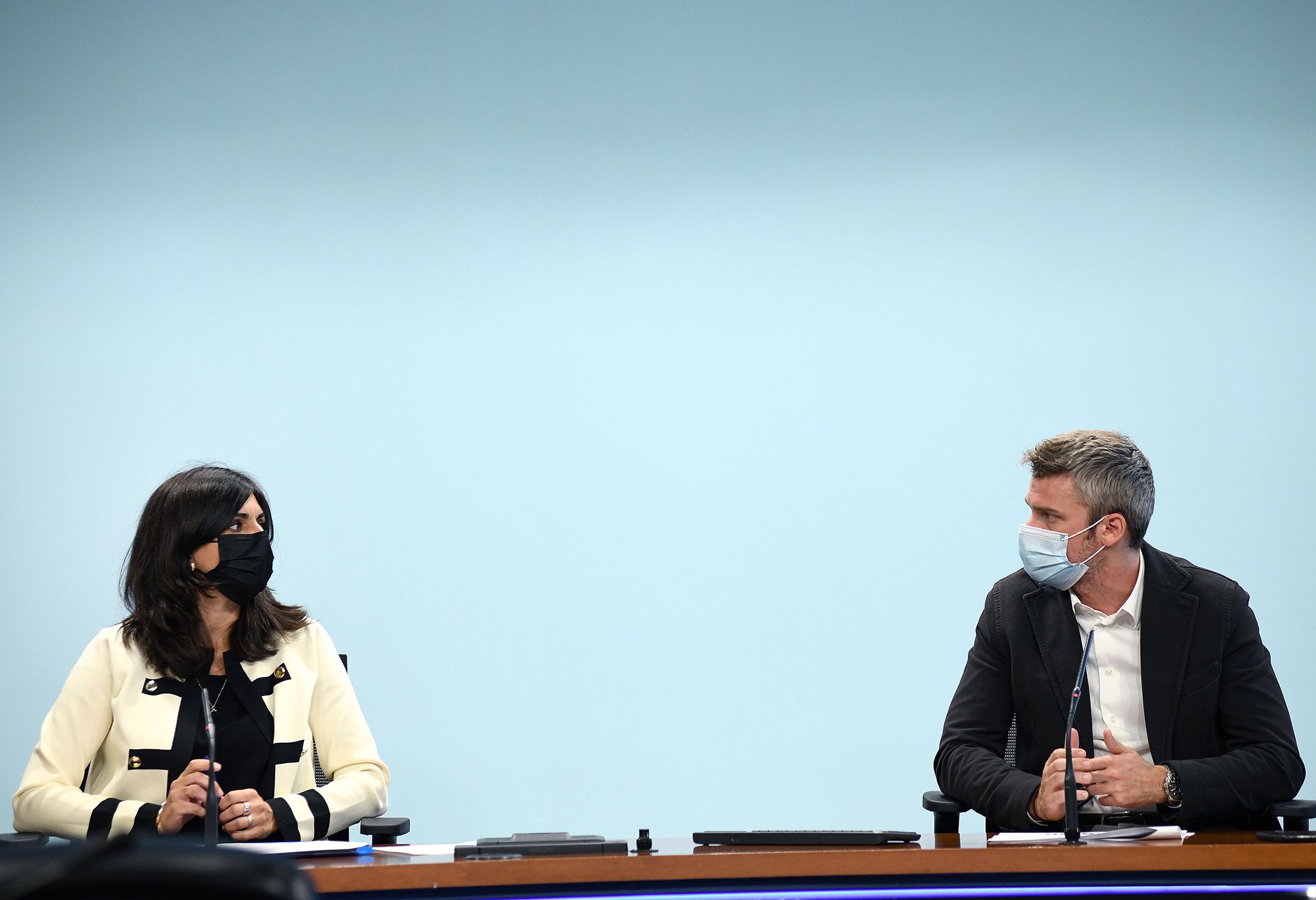 Teresa Milà i Jordi Olivé a la roda de premsa d'Afers Socials.