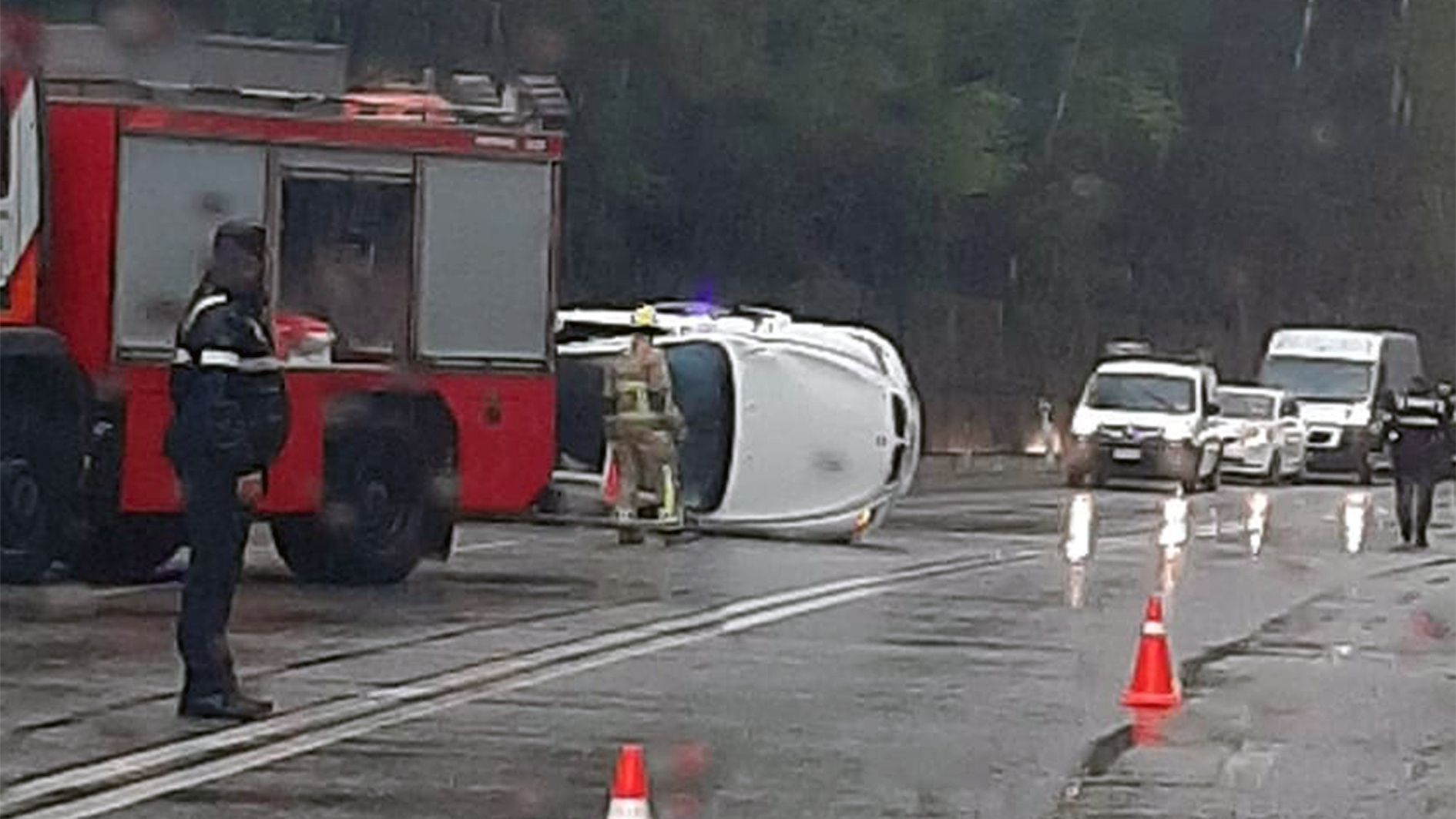 Una imatge del vehicle tombat assistit pels bombers.