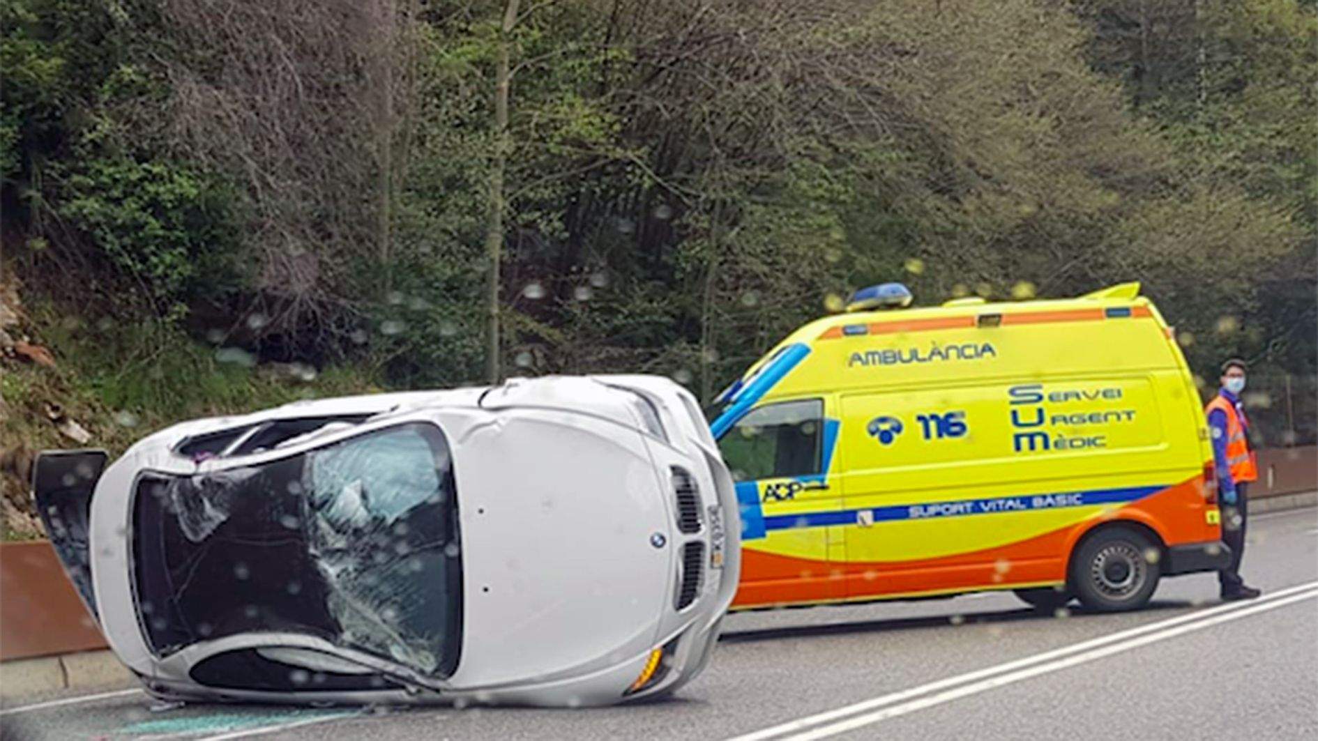 El cotxe accidentat, en primer terme, amb l'ambulància del SUM darrere.