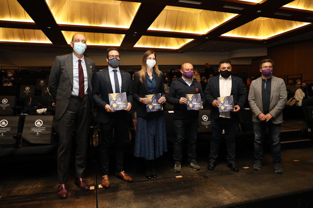 Les autoritats presents a l'acte amb el llibre,