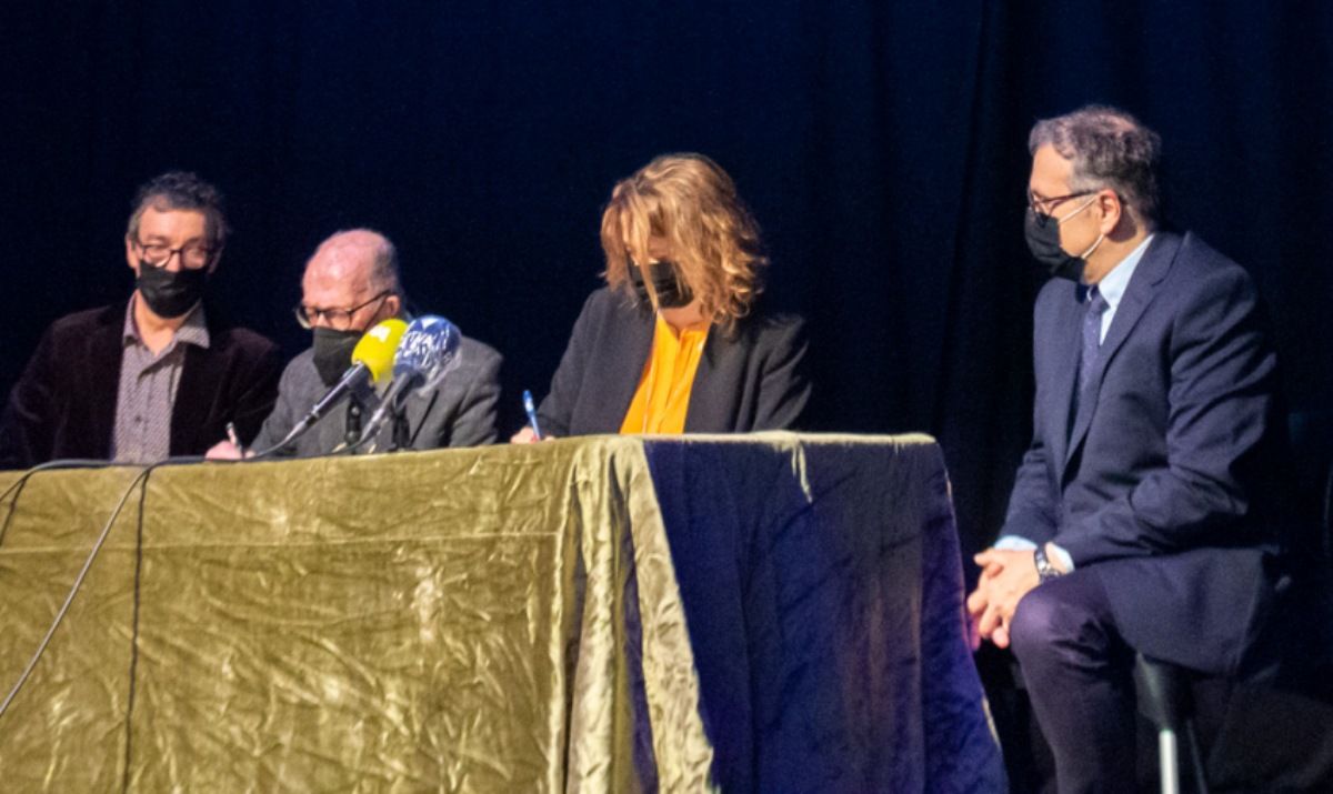 Signatura de l'acord de cessió del fons del Tonet de la Musica, aquest divendres. Signatura de l'acord de cessió del fons del Tonet de la Musica, aquest divendres.