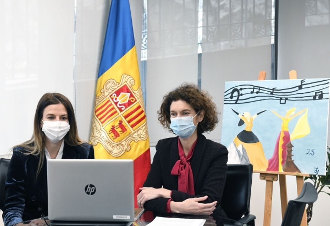 Sílvia Riva i Maria Ubach durant la trobada d'aquest divendres.