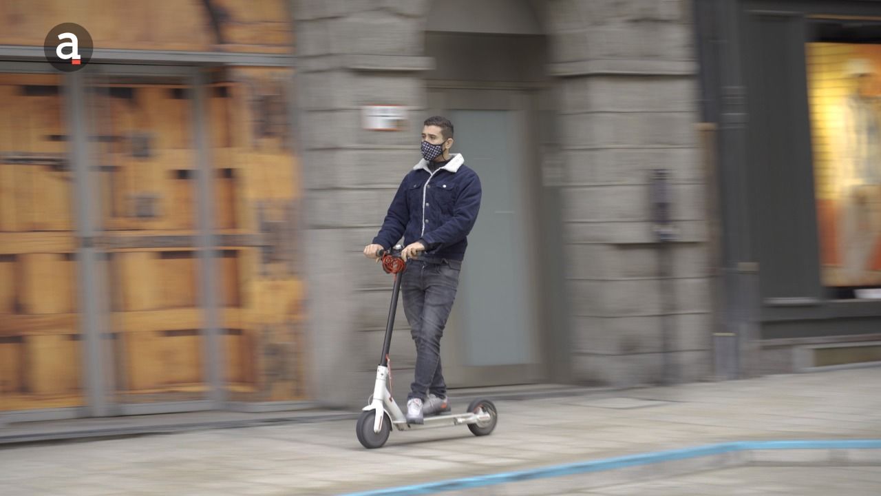 Un patinador en plena avinguda Meritxell. Un patinador en plena avinguda Meritxell.