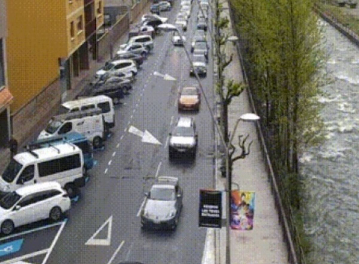 Cues de cotxes que intenten creuar Sant Julià en direcció a la capital.