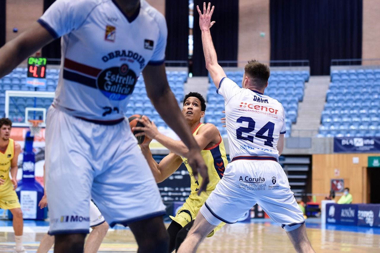 Tyson Perez busca un tir a cistella pressionat per un rival.