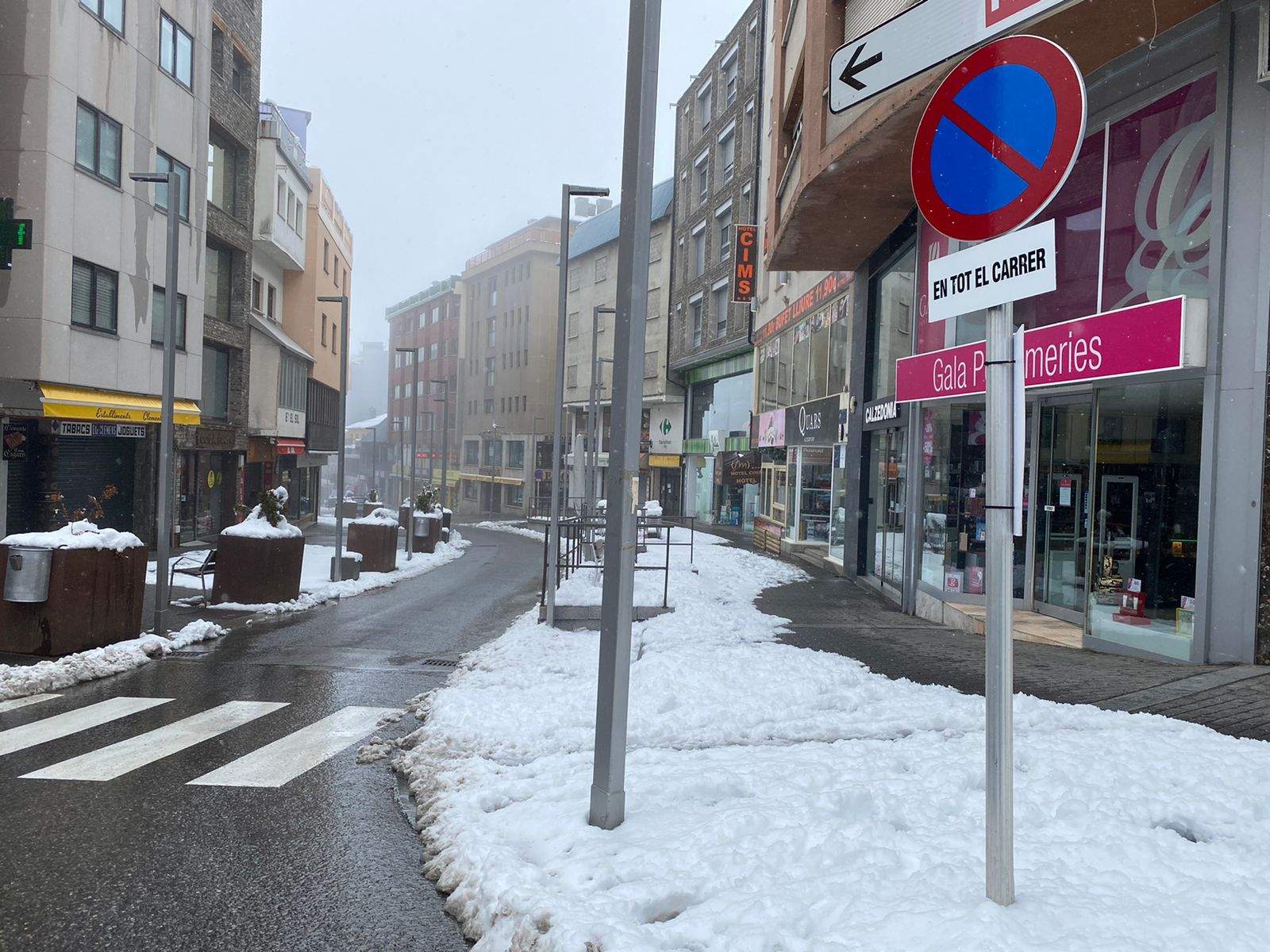El Pas, aquest dissabte amb neu, té de moment la majoria de botigues tancades però dilluns hi haurà canvis.