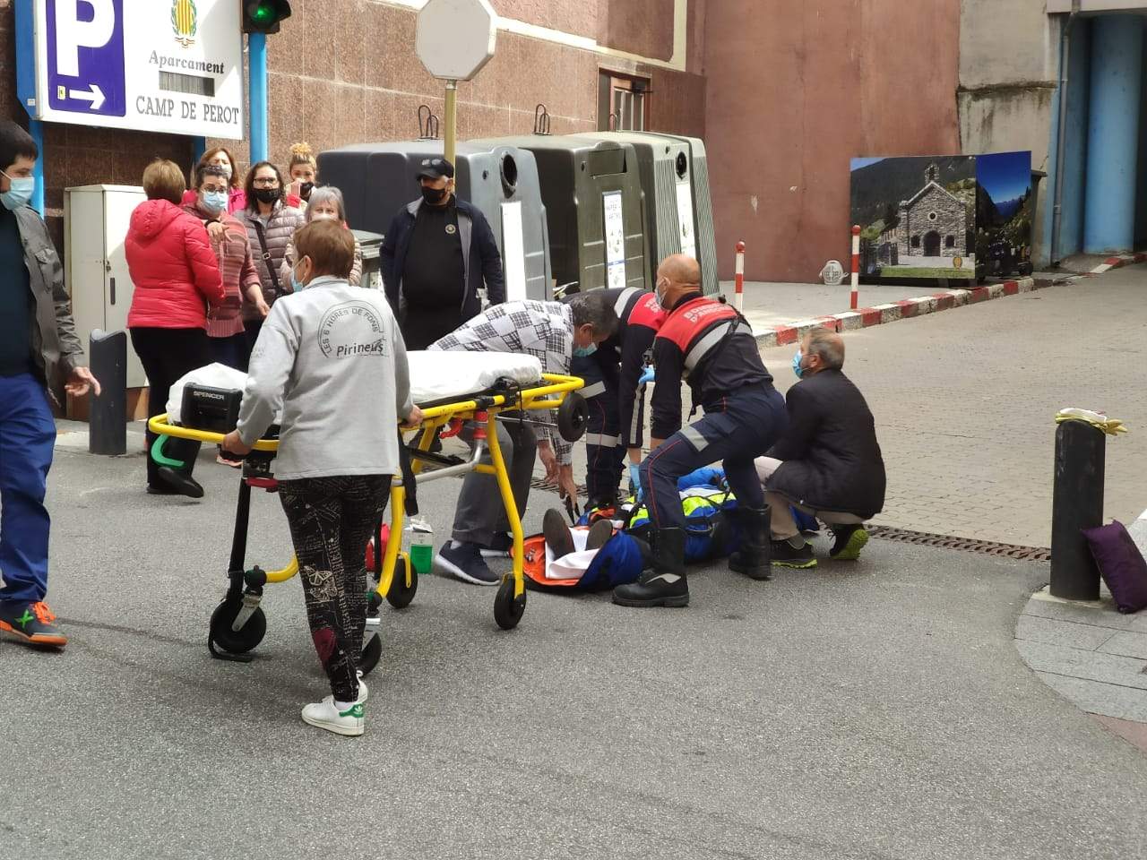 Efectius del cos de bombers atenen l'home agredit.