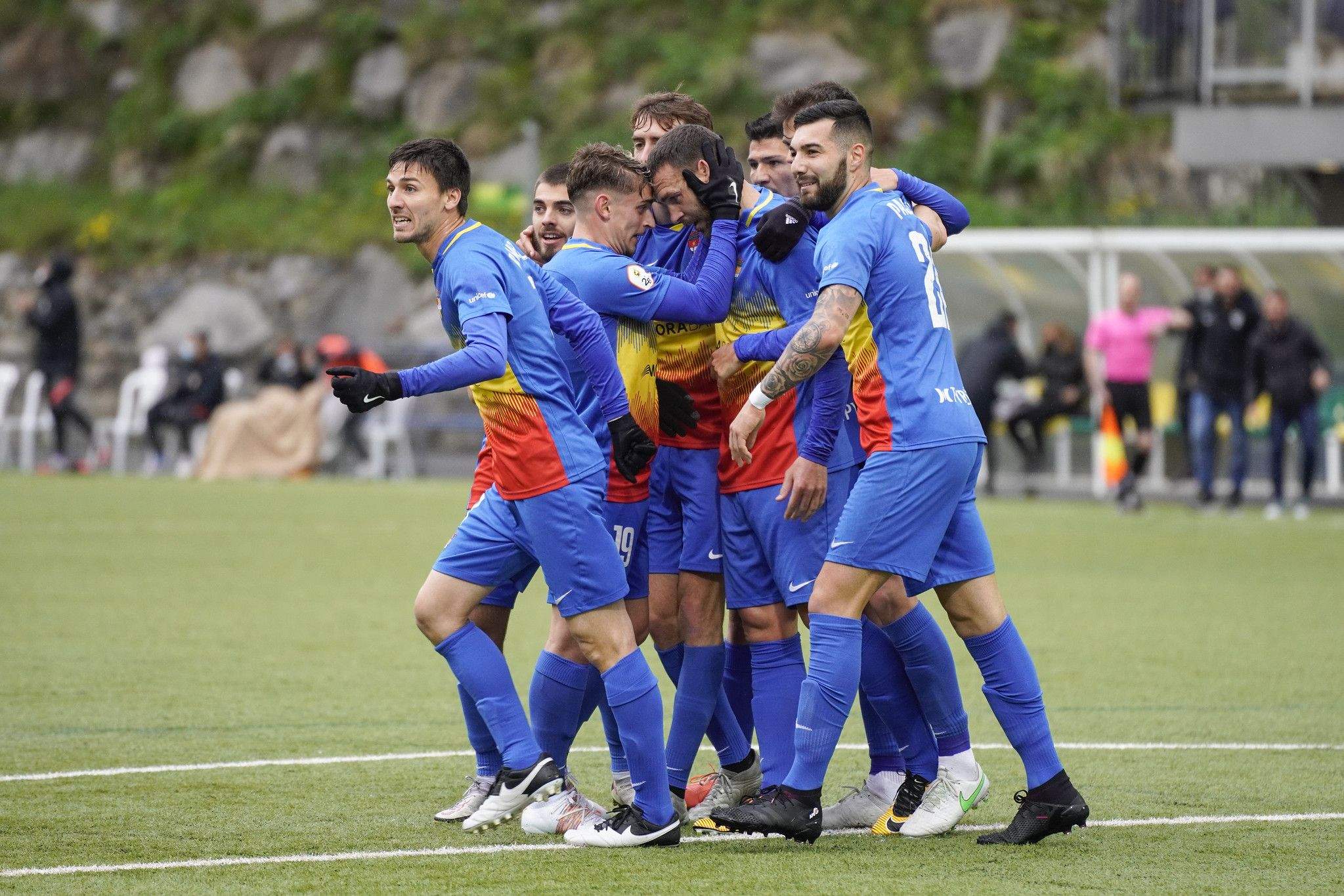 Els jugadors celebren el primer gol del partit.