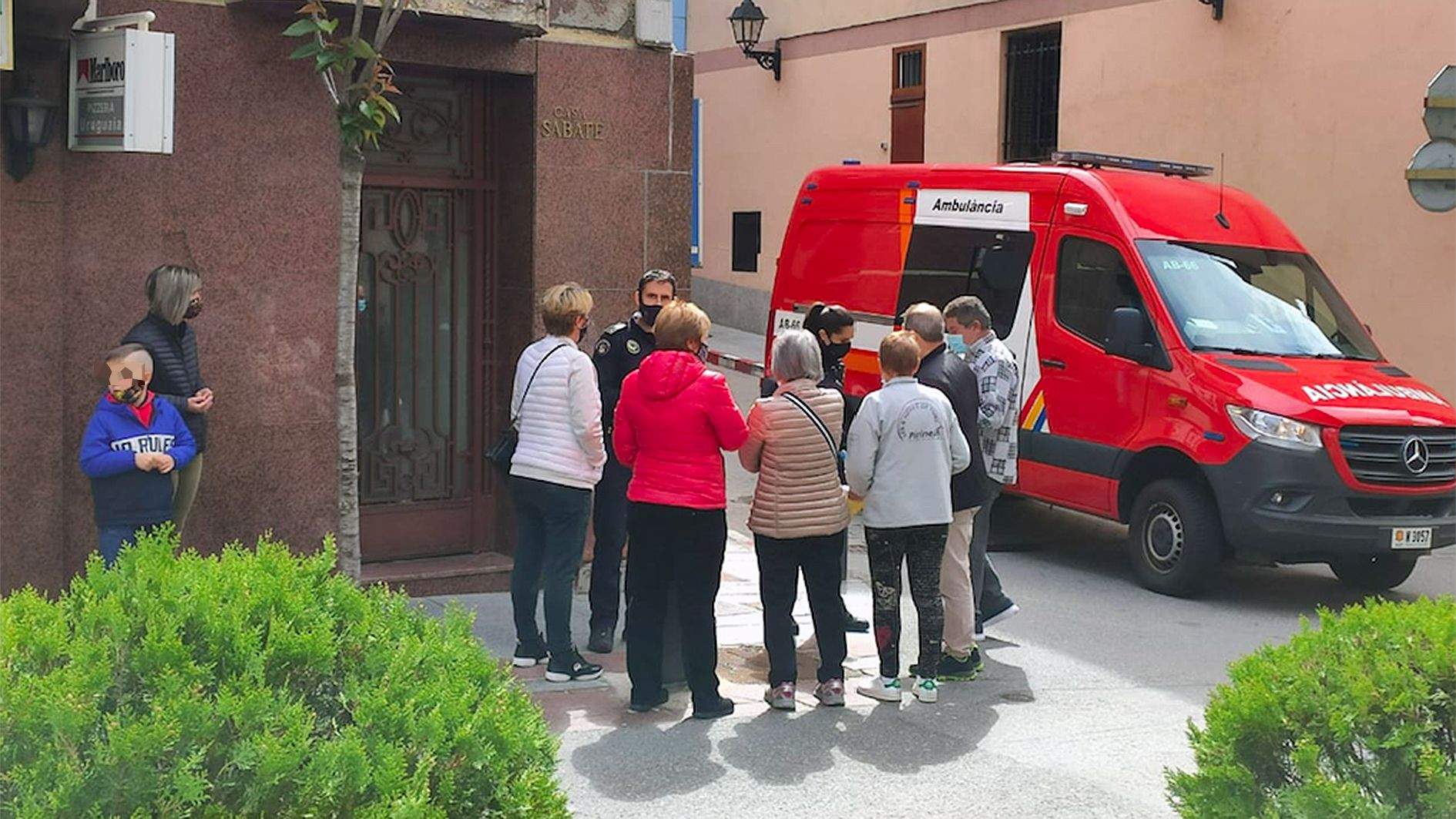 Dos dels primers agents que han arribat al lloc dels fets demanen detalls a alguns dels veïns que han vist l'agressió o han arribat a l'indret poc després.