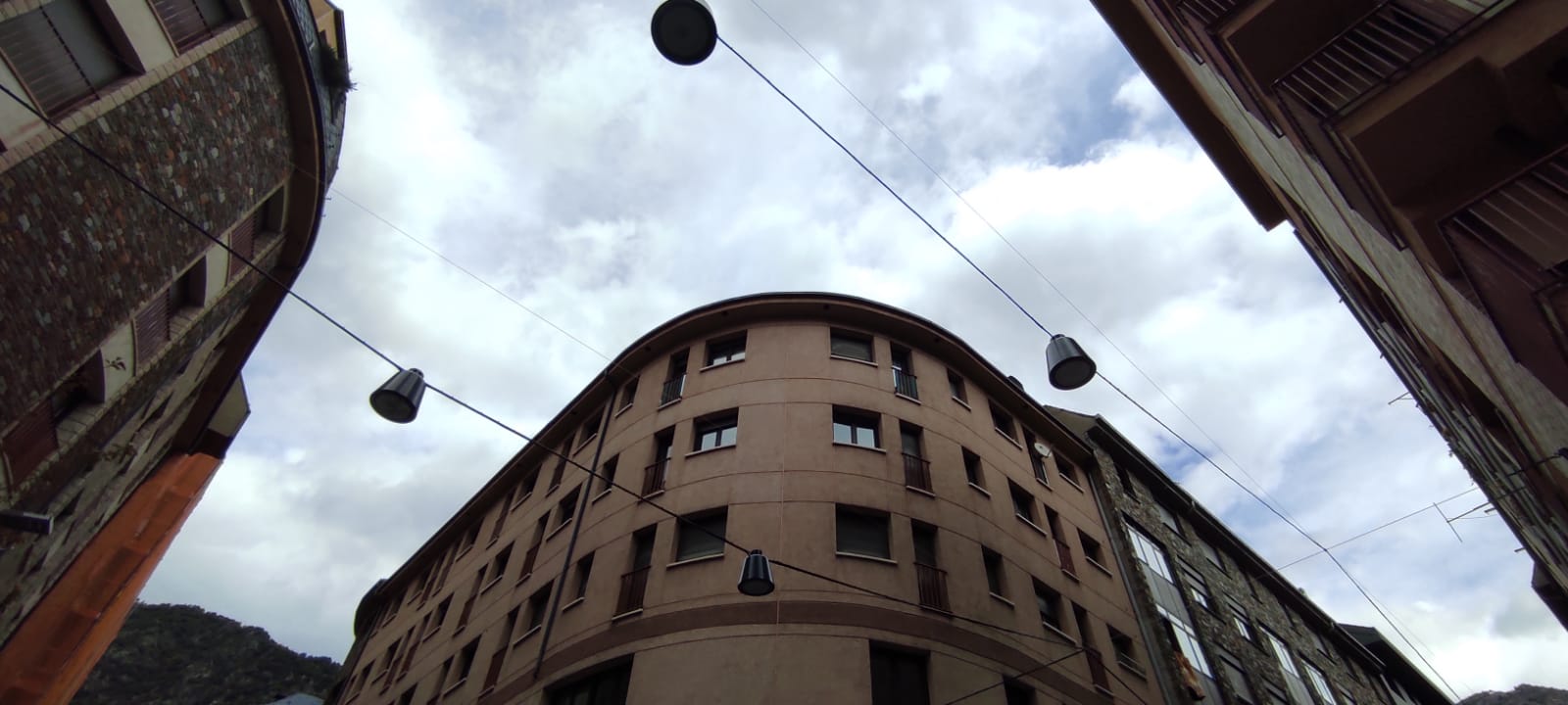 Alguns dels nous focus, que queden just al mig del carrer i a mitja altura.