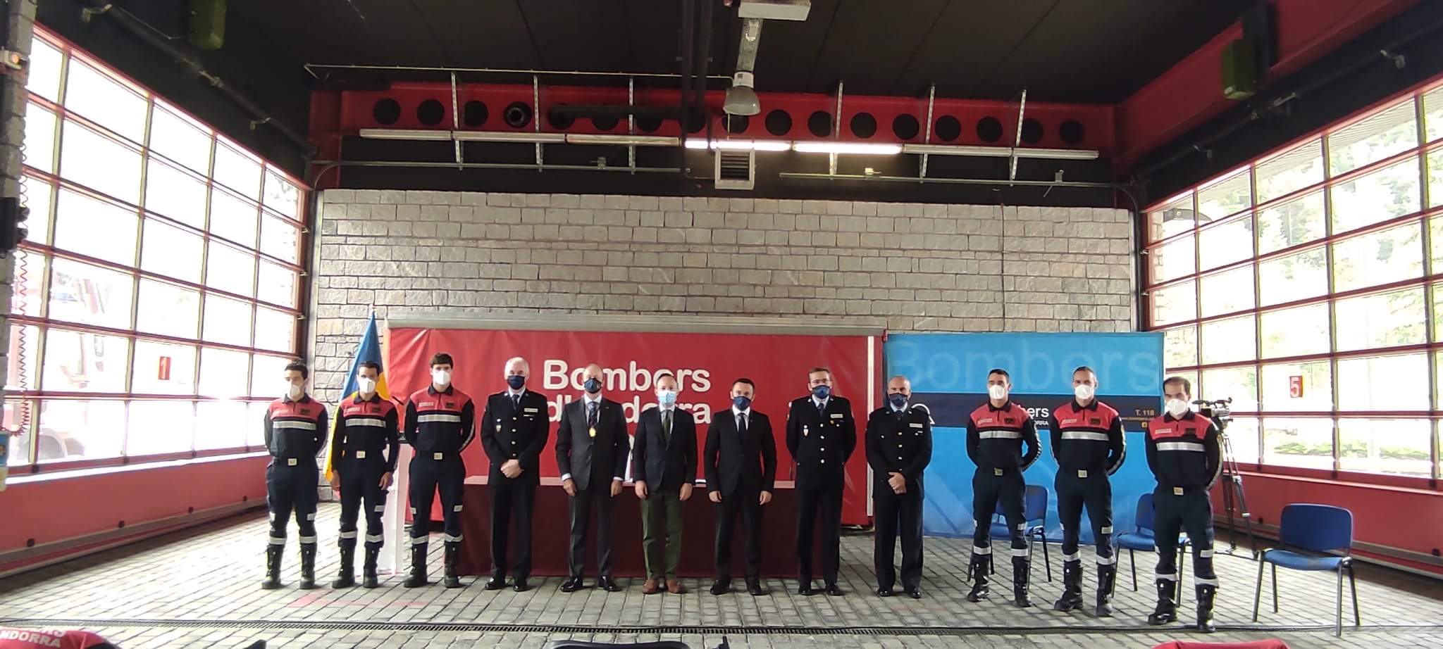 Cap de Govern, ministre, secretari d'Estat i direcció de bombers amb els sis agents que han promès el càrrec.