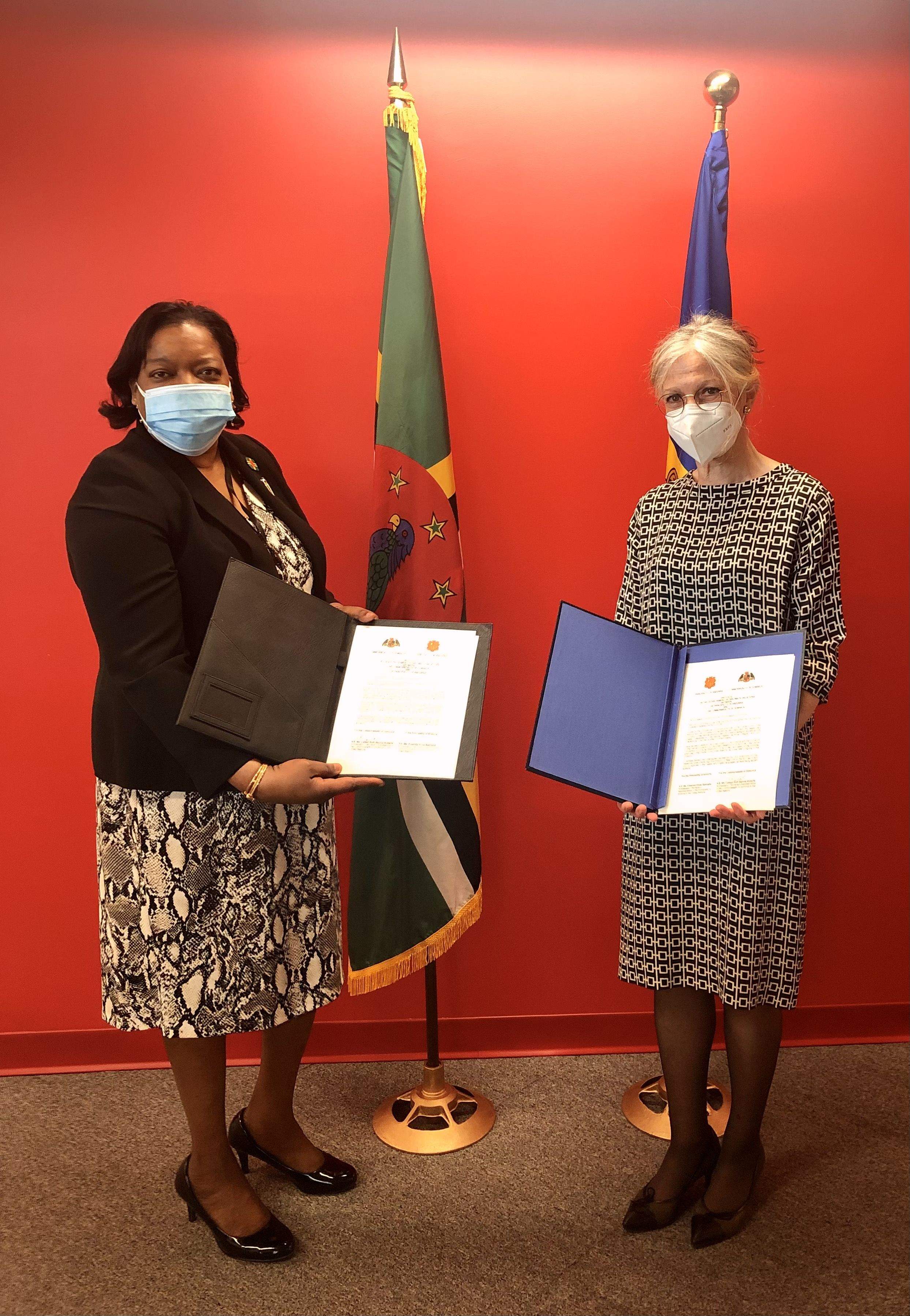 Vives i Bannis-Roberts a la signatura del conveni