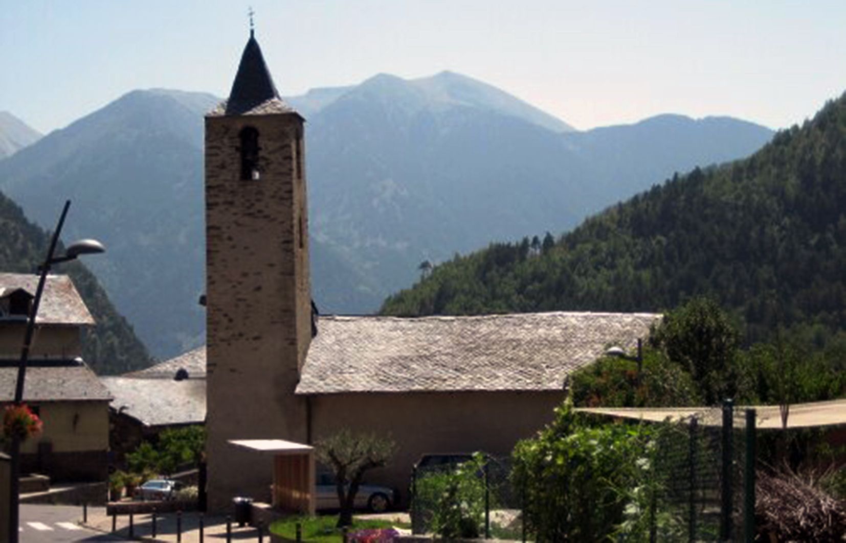 Una vista de Sispony amb l'església de Sant Joan en primer terme.