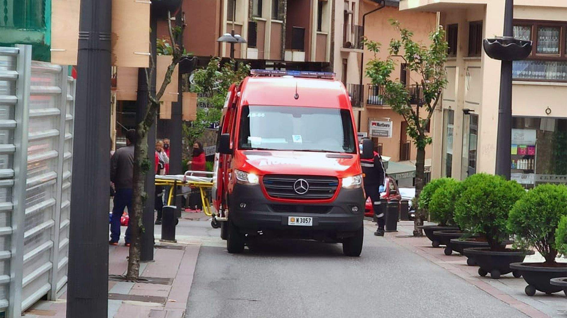 L'ambulància dels bombers en plena intervenció aquest diumenge a Sant Julià.