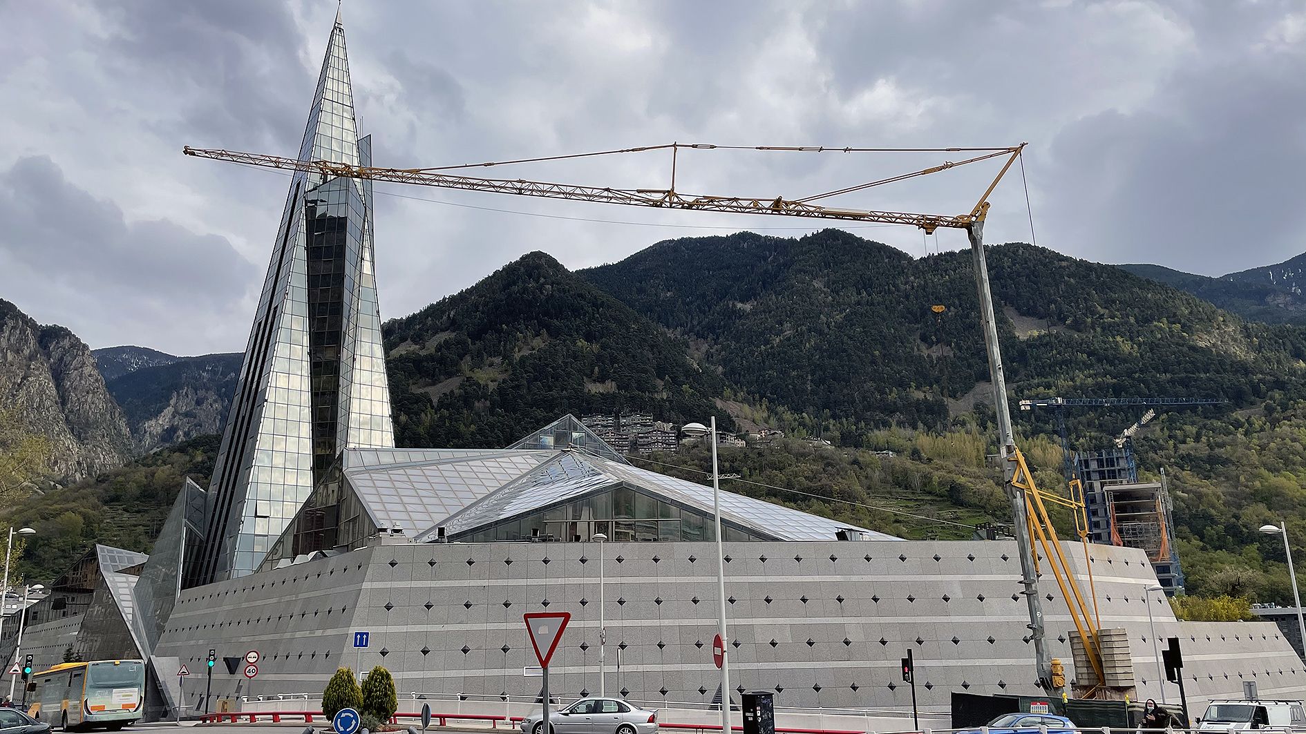 Una gran grua permet dur a terme els treballs. Una gran grua permet dur a terme els treballs.