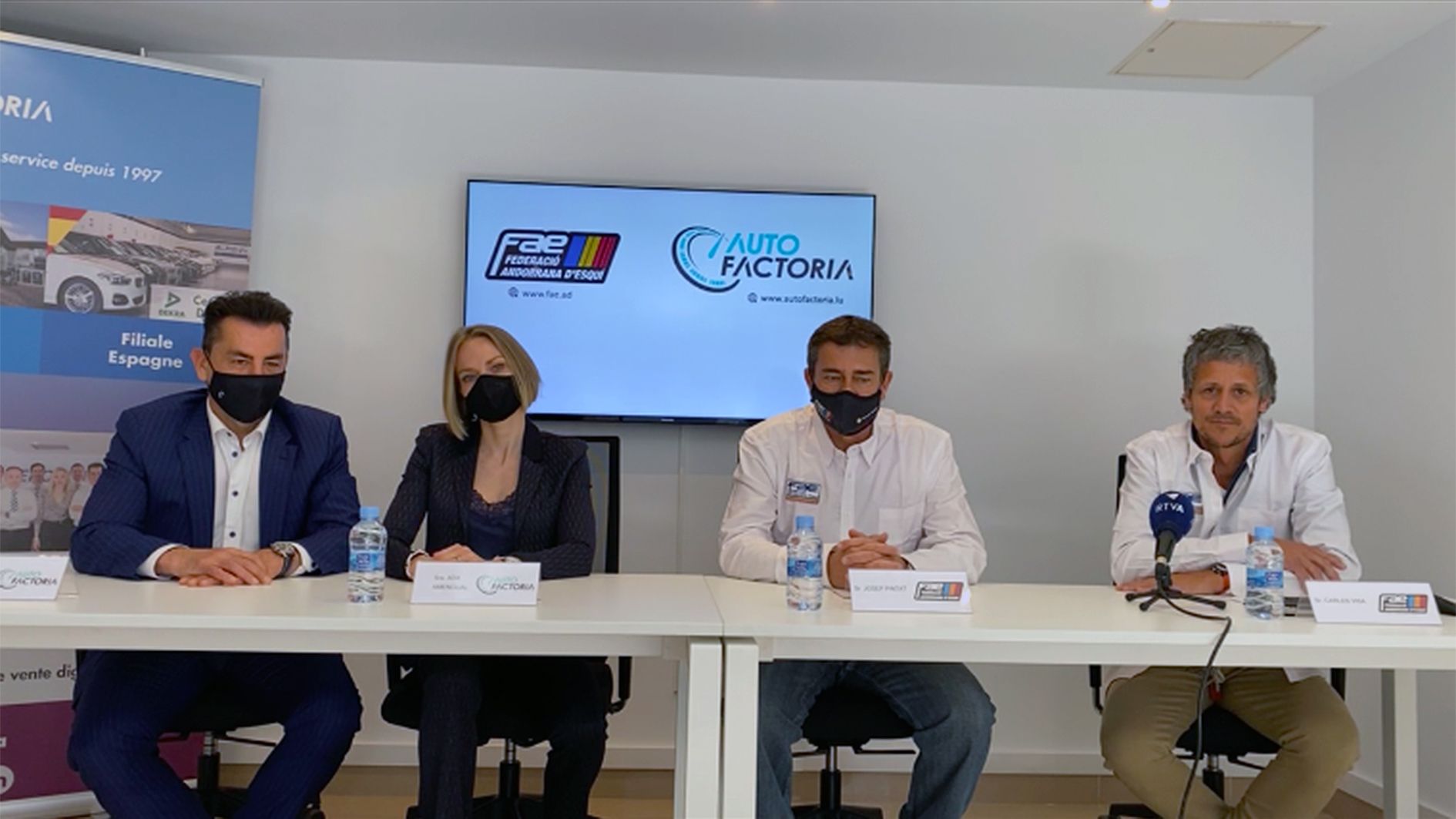 Un moment de la presentació de l'acord entre la FAE i Auto Factoria.