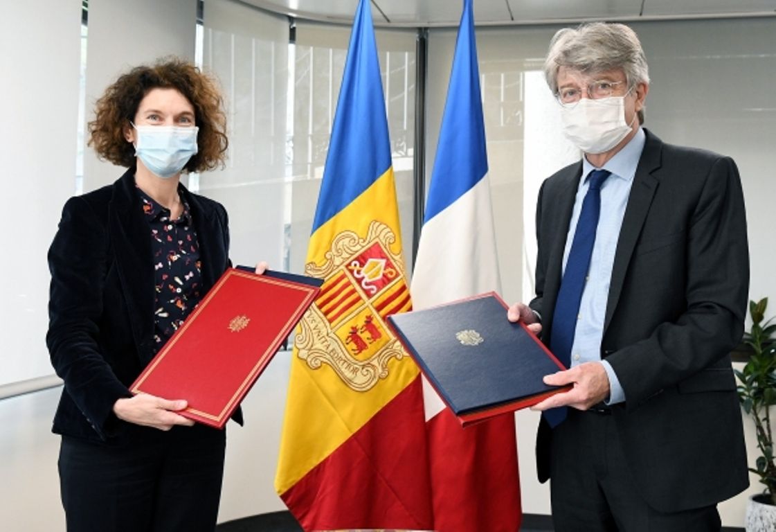 Ubach i Tribolet després de signar el conveni.