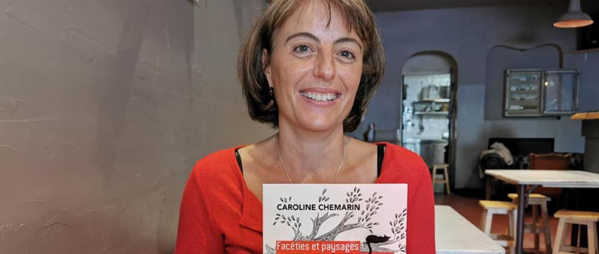 Caroline Chemarin, amb un exemplar del llibre premiat.
