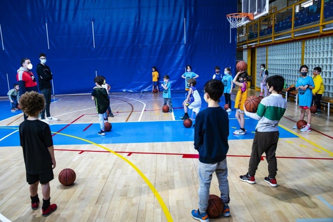 El bàsquet és una de les activitats programades.