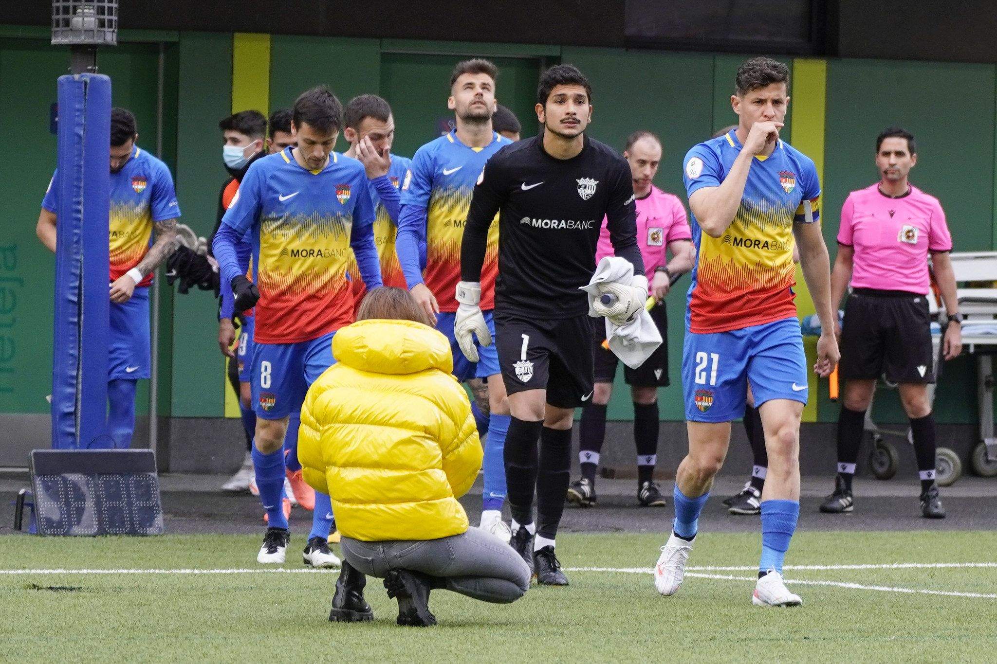 Ratti, al costat dels seus companys saltant al camp el passat diumenge.